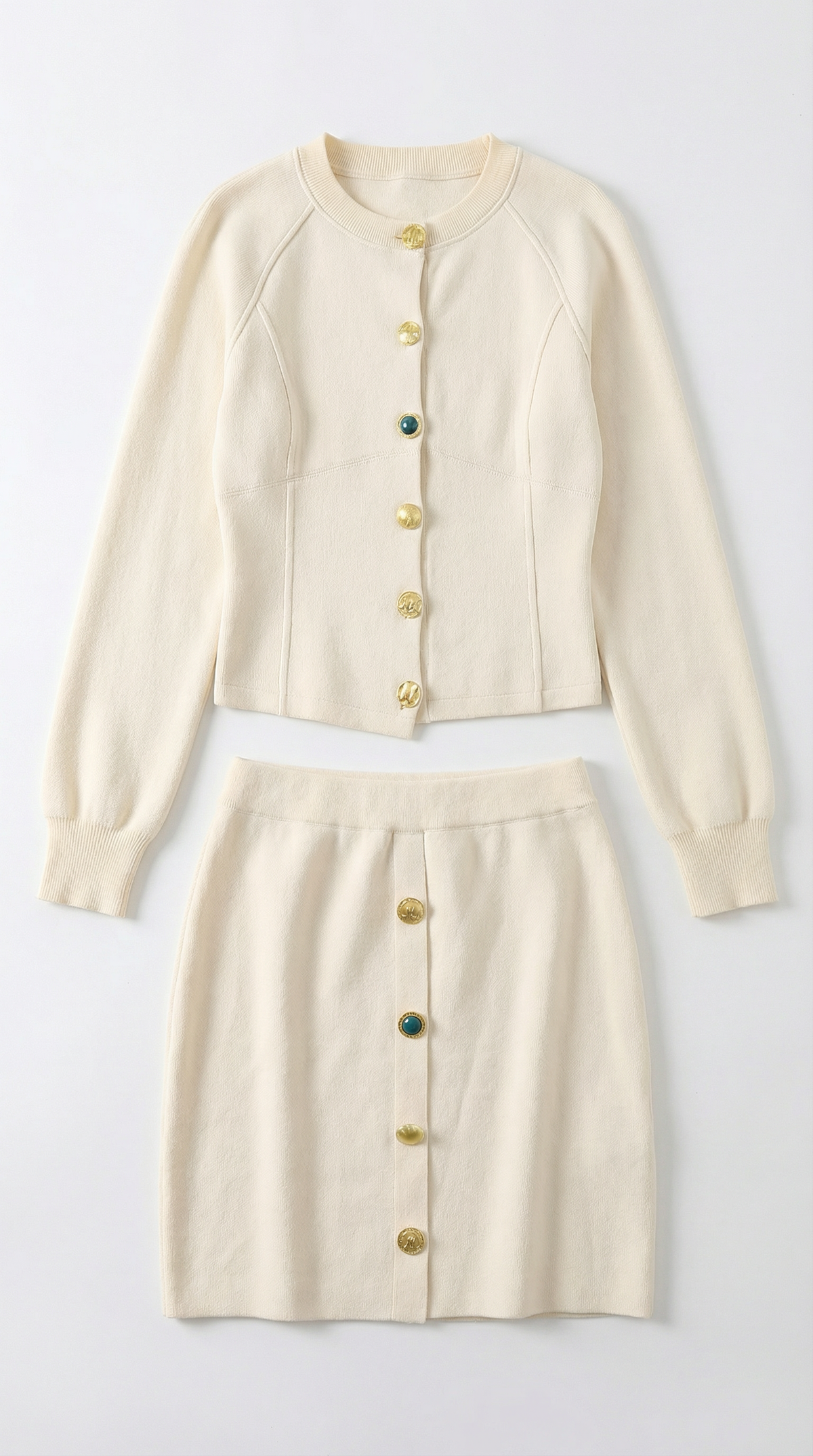 Zweiteiler aus Strickjacke und Minirock mit Goldknöpfen für Damen