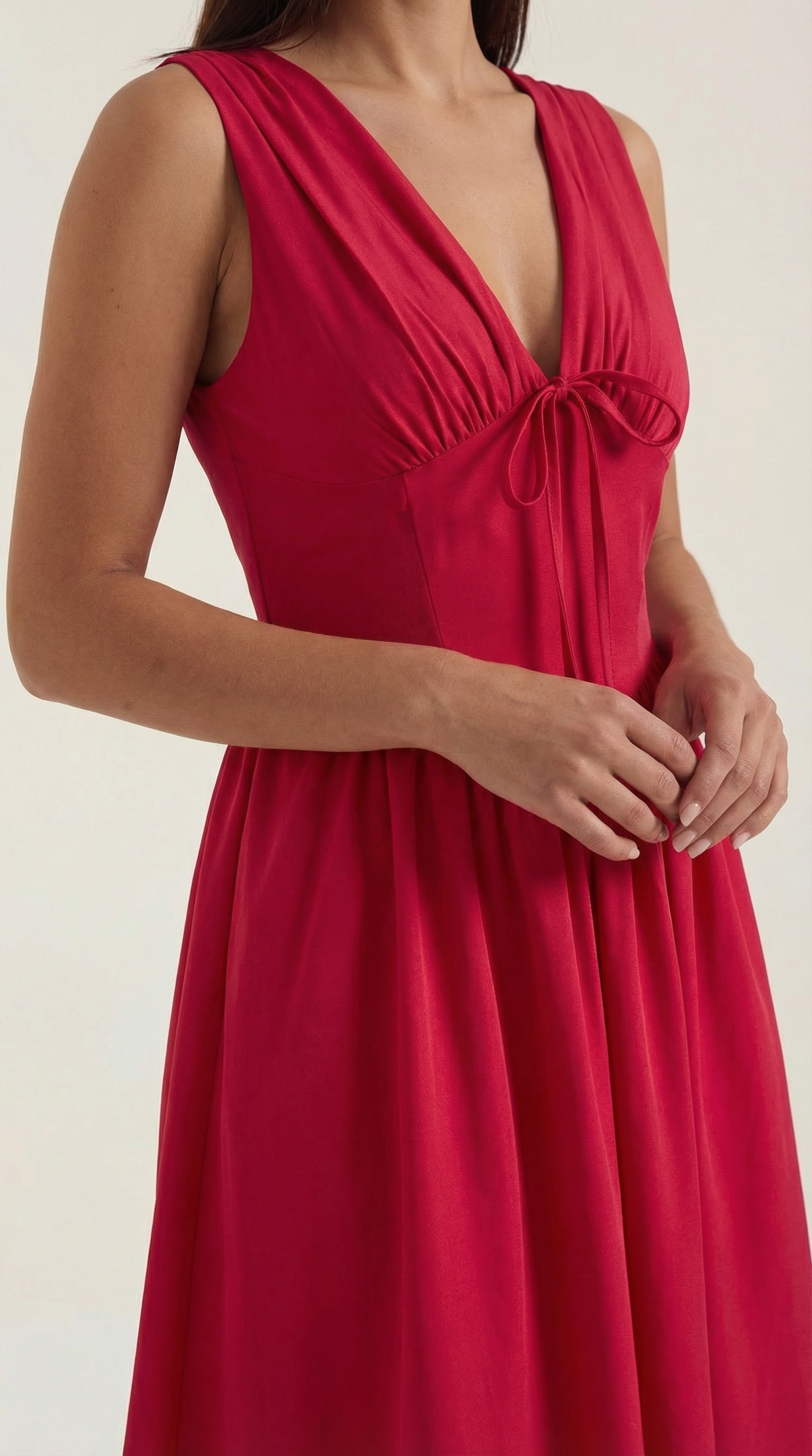 Midikleid mit tiefem V-Ausschnitt und gerafftem Rock für Damen