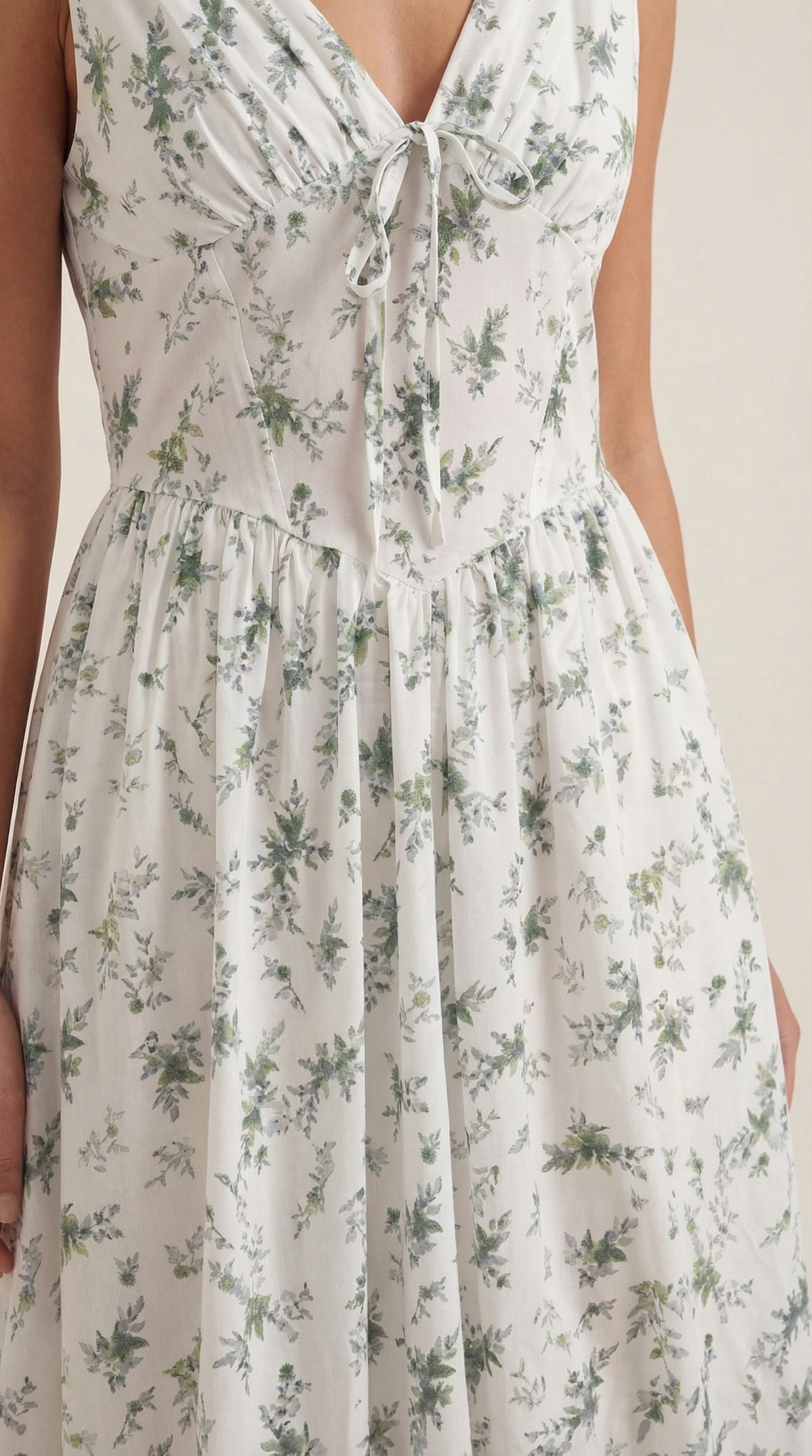 Midikleid mit tiefem V-Ausschnitt und gerafftem Rock für Damen