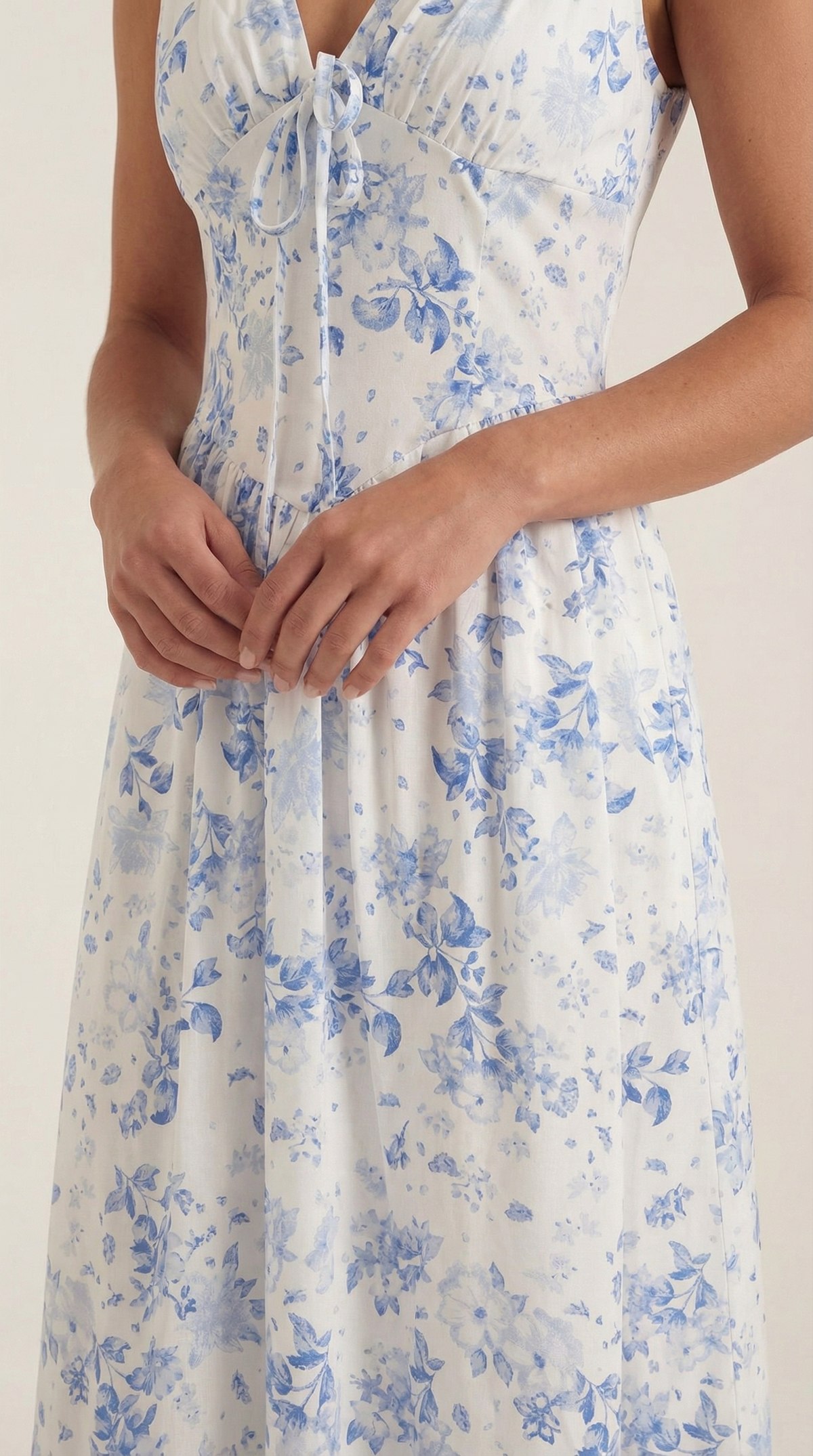 Midikleid mit tiefem V-Ausschnitt und gerafftem Rock für Damen