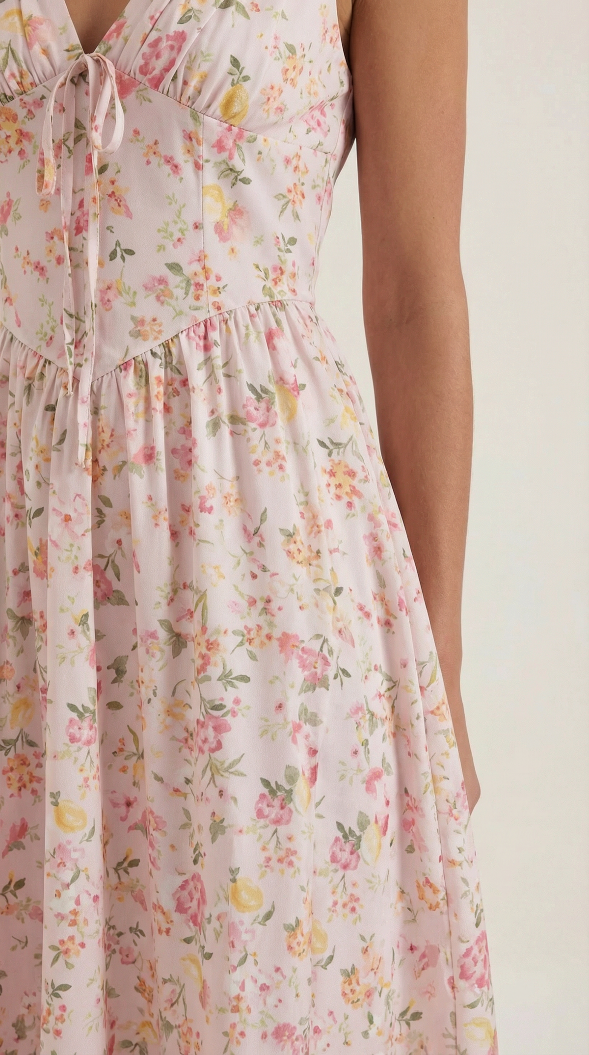 Midikleid mit tiefem V-Ausschnitt und gerafftem Rock für Damen