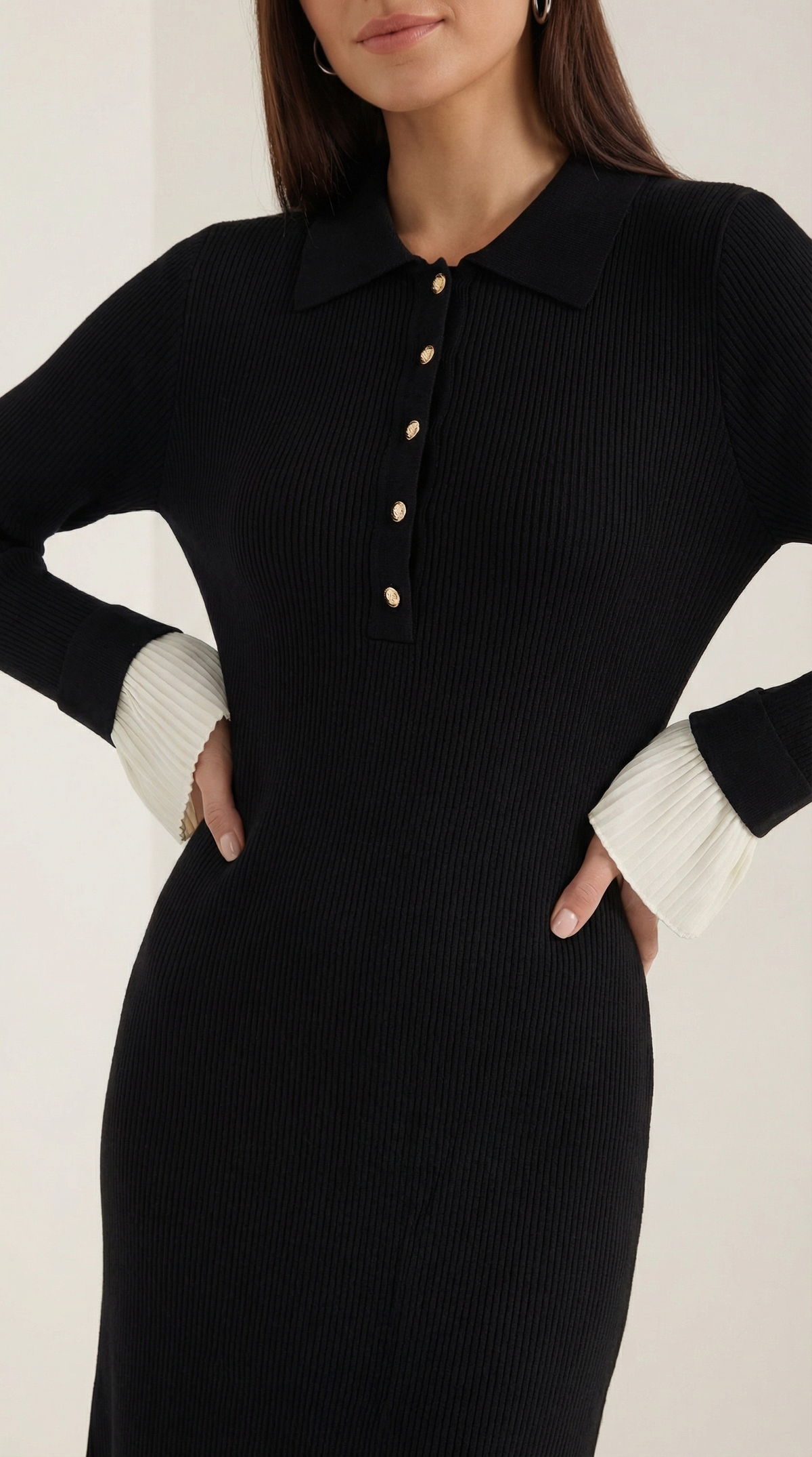 Langes Strickkleid mit Polokragen und Kontrastmanschetten für Damen
