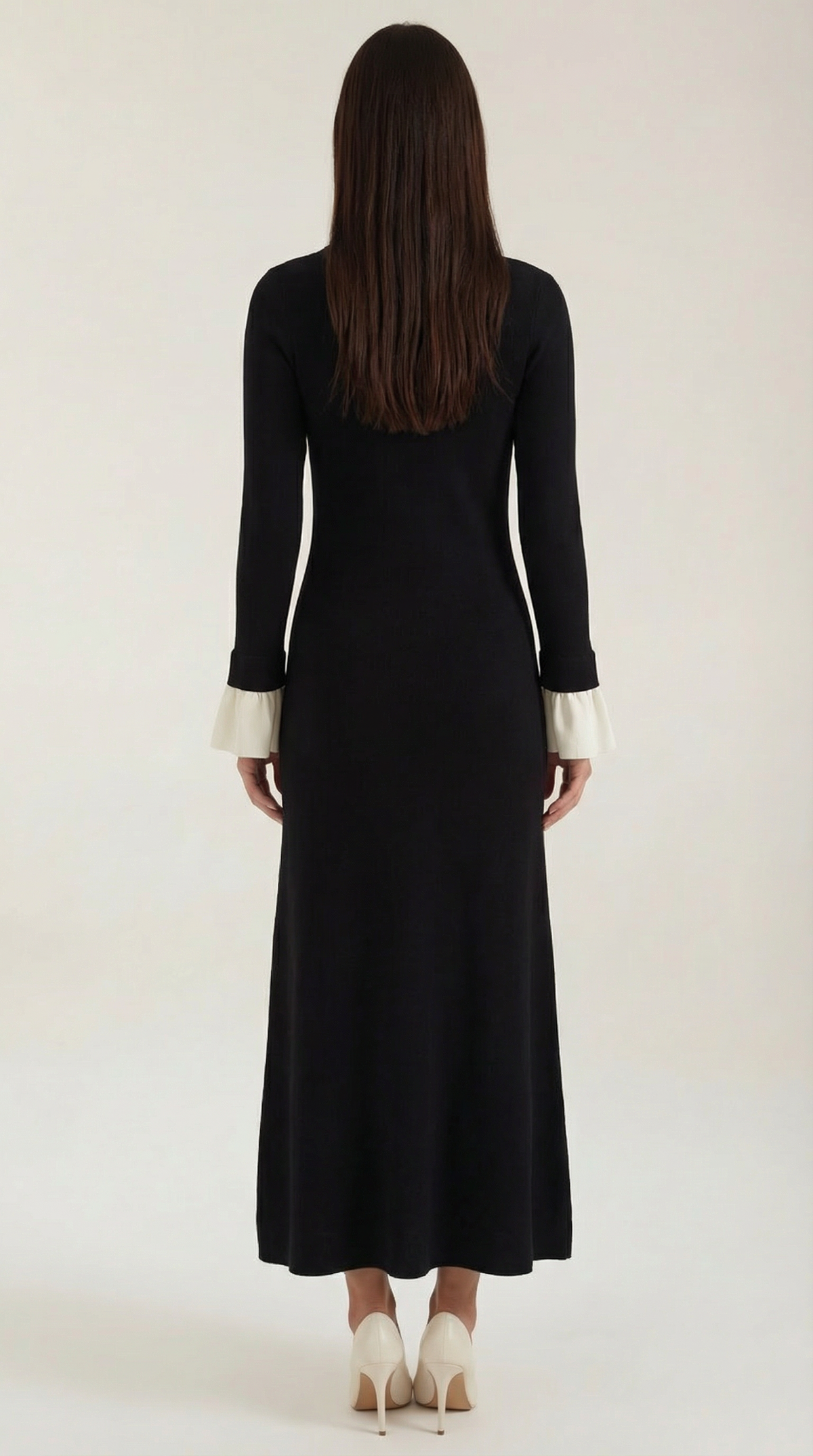 Langes Strickkleid mit Polokragen und Kontrastmanschetten für Damen