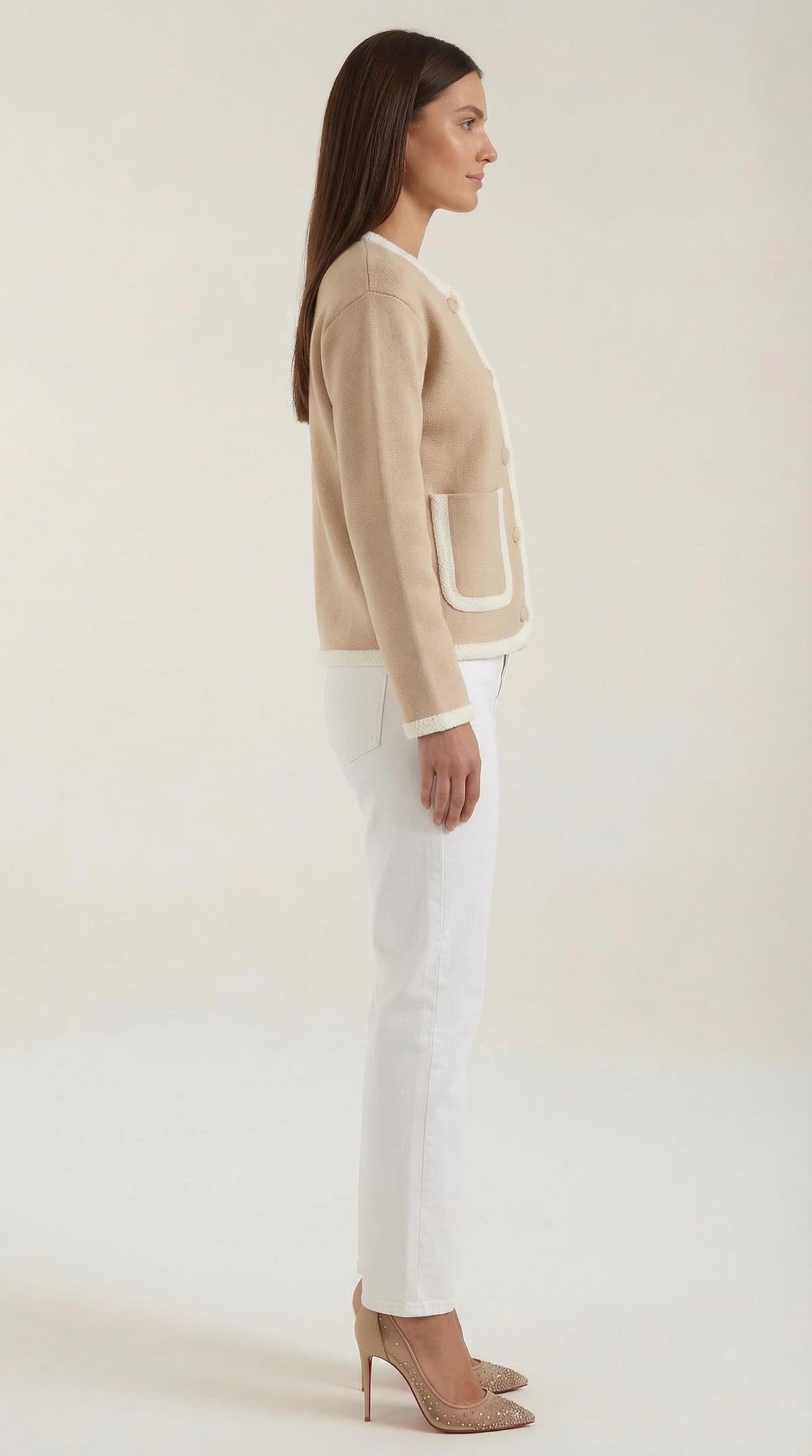 Kurze Strickjacke mit aufgesetzten Taschen und Paspel für Damen