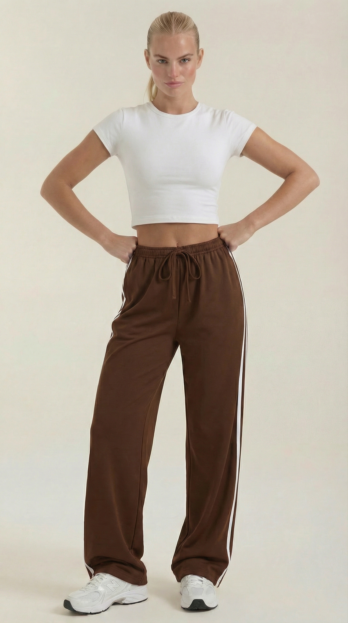 Trainerhose mit weitem Bein, Seitenstreifen und Kordelzug für Damen - Braun