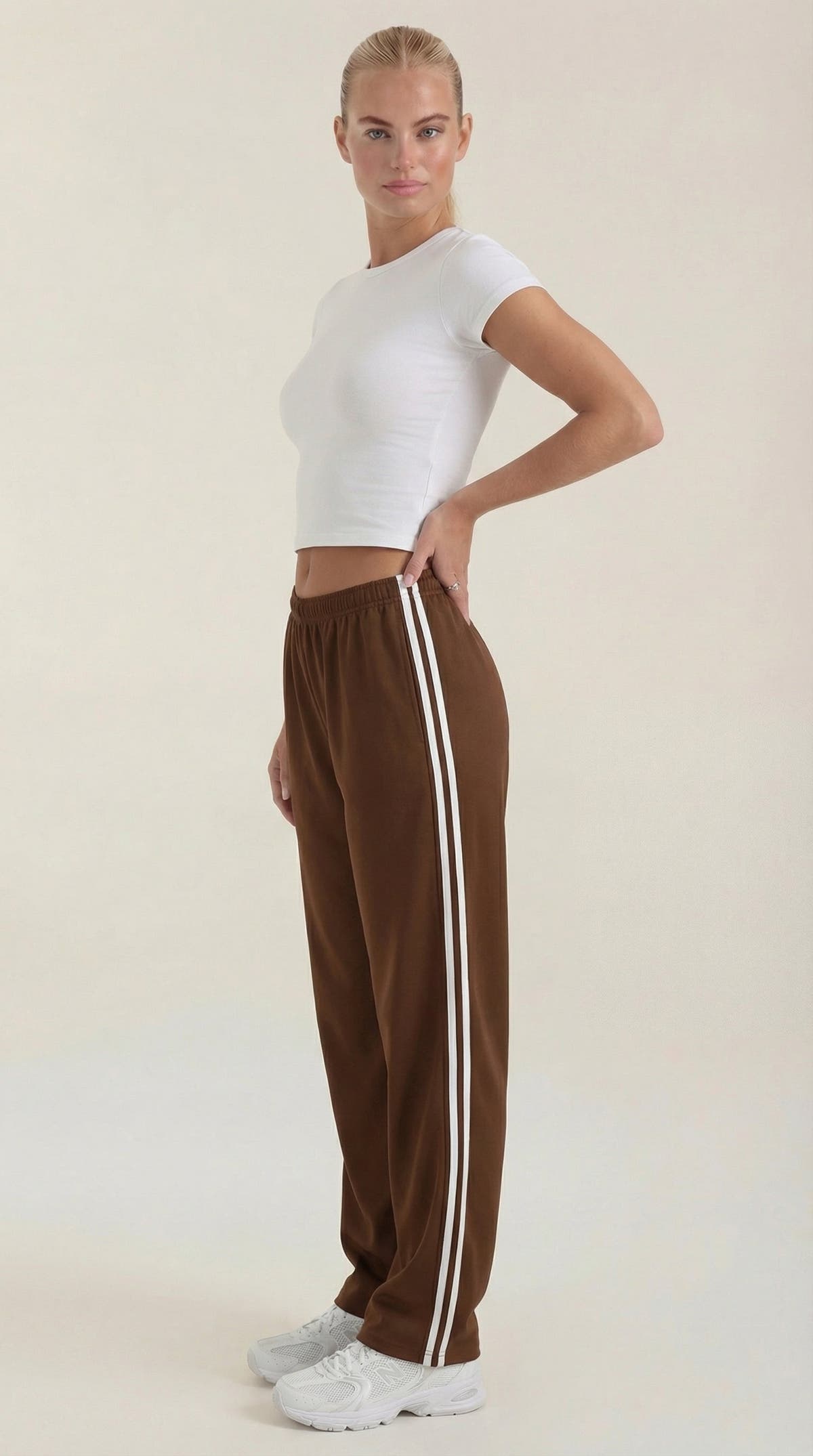Trainerhose mit weitem Bein, Seitenstreifen und Kordelzug für Damen