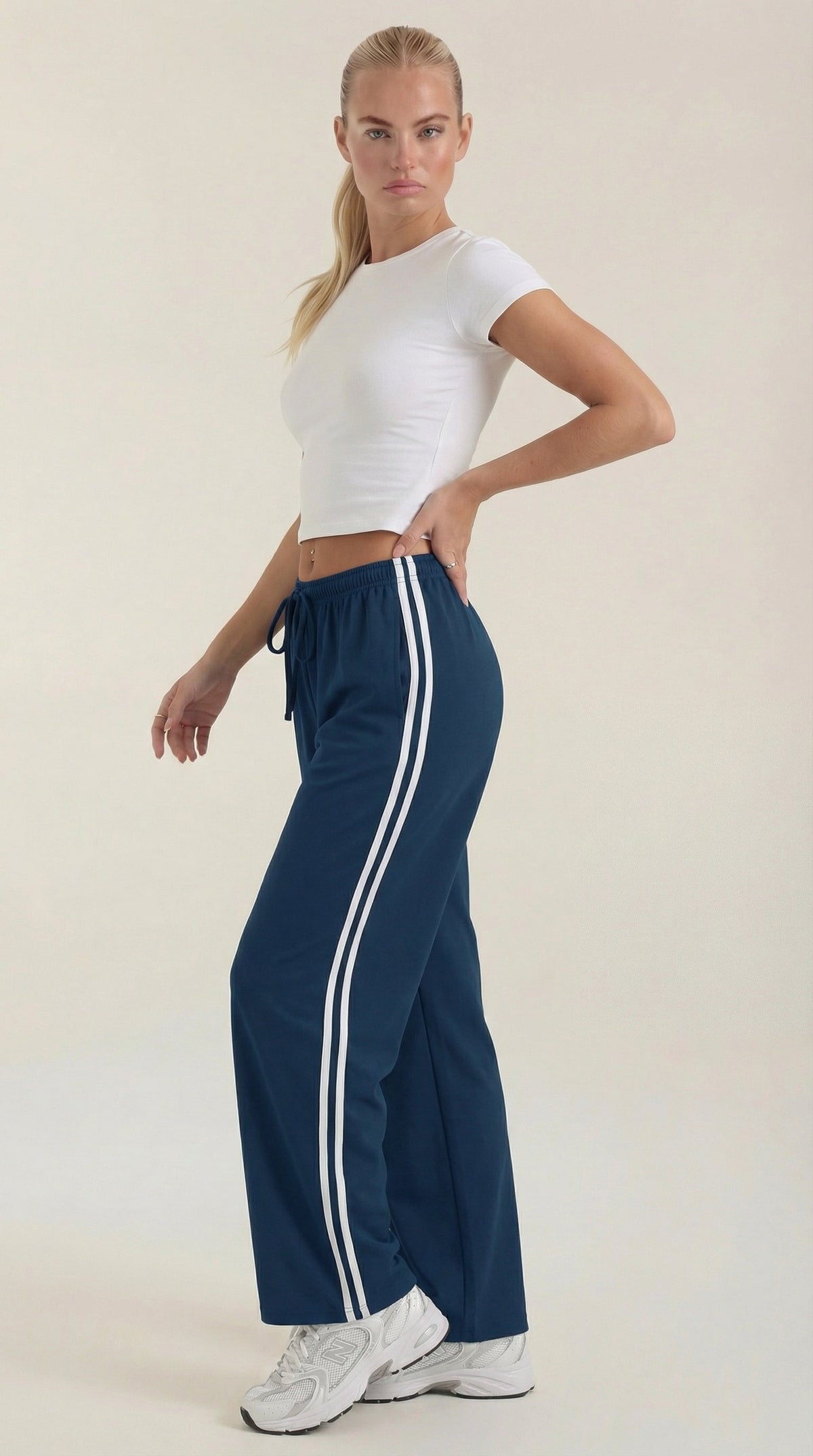 Trainerhose mit weitem Bein, Seitenstreifen und Kordelzug für Damen