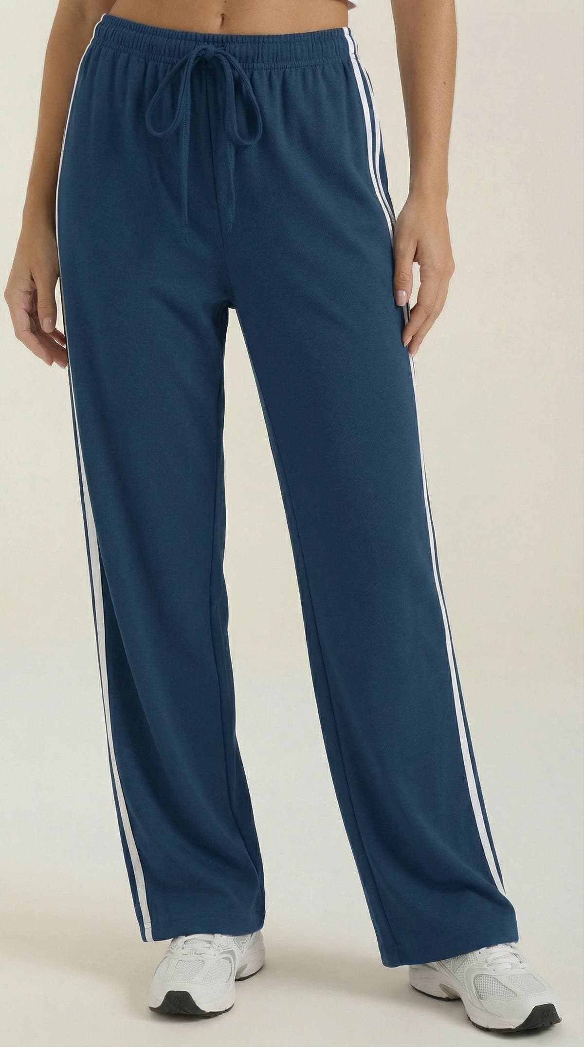 Trainerhose mit weitem Bein, Seitenstreifen und Kordelzug für Damen