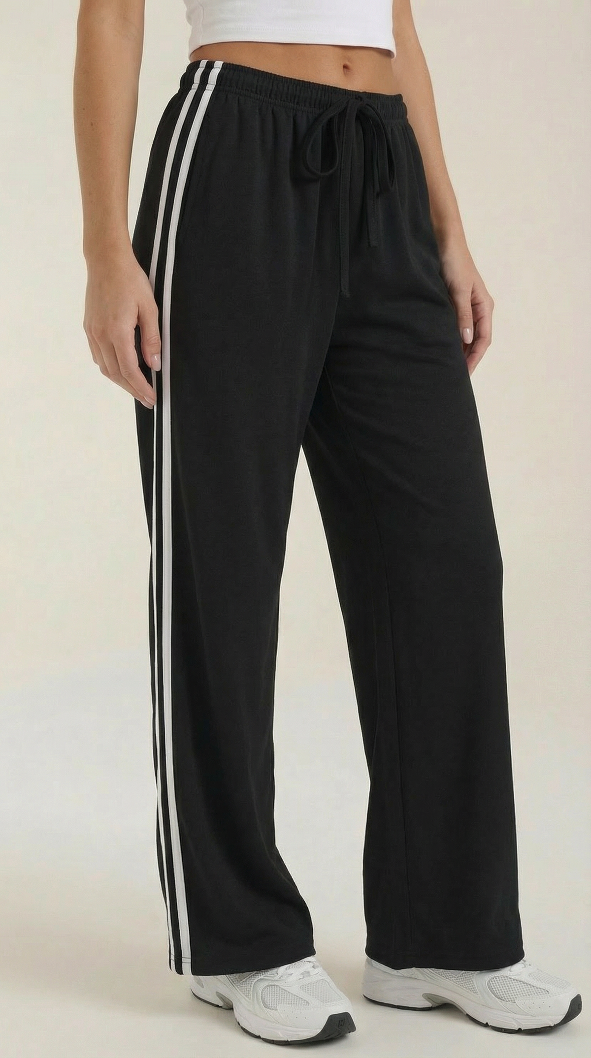 Trainerhose mit weitem Bein, Seitenstreifen und Kordelzug für Damen