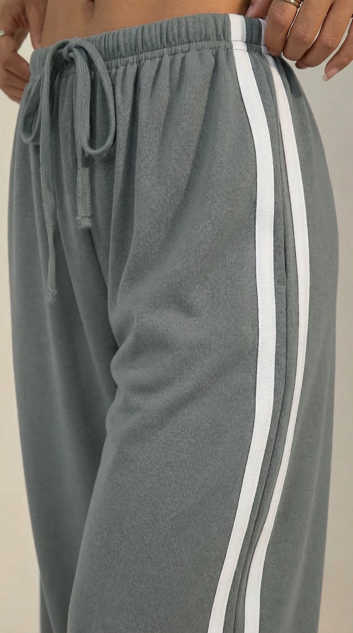 Trainerhose mit weitem Bein, Seitenstreifen und Kordelzug für Damen