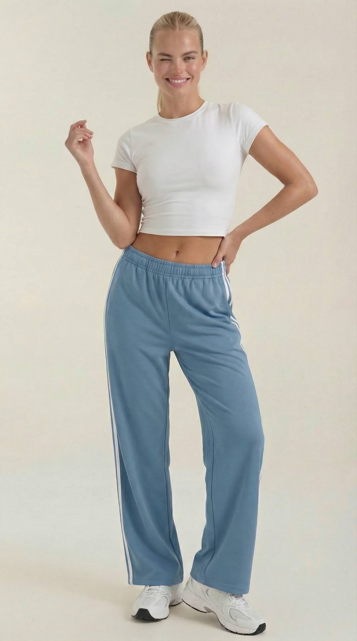 Trainerhose mit weitem Bein, Seitenstreifen und Kordelzug für Damen - Babyblau