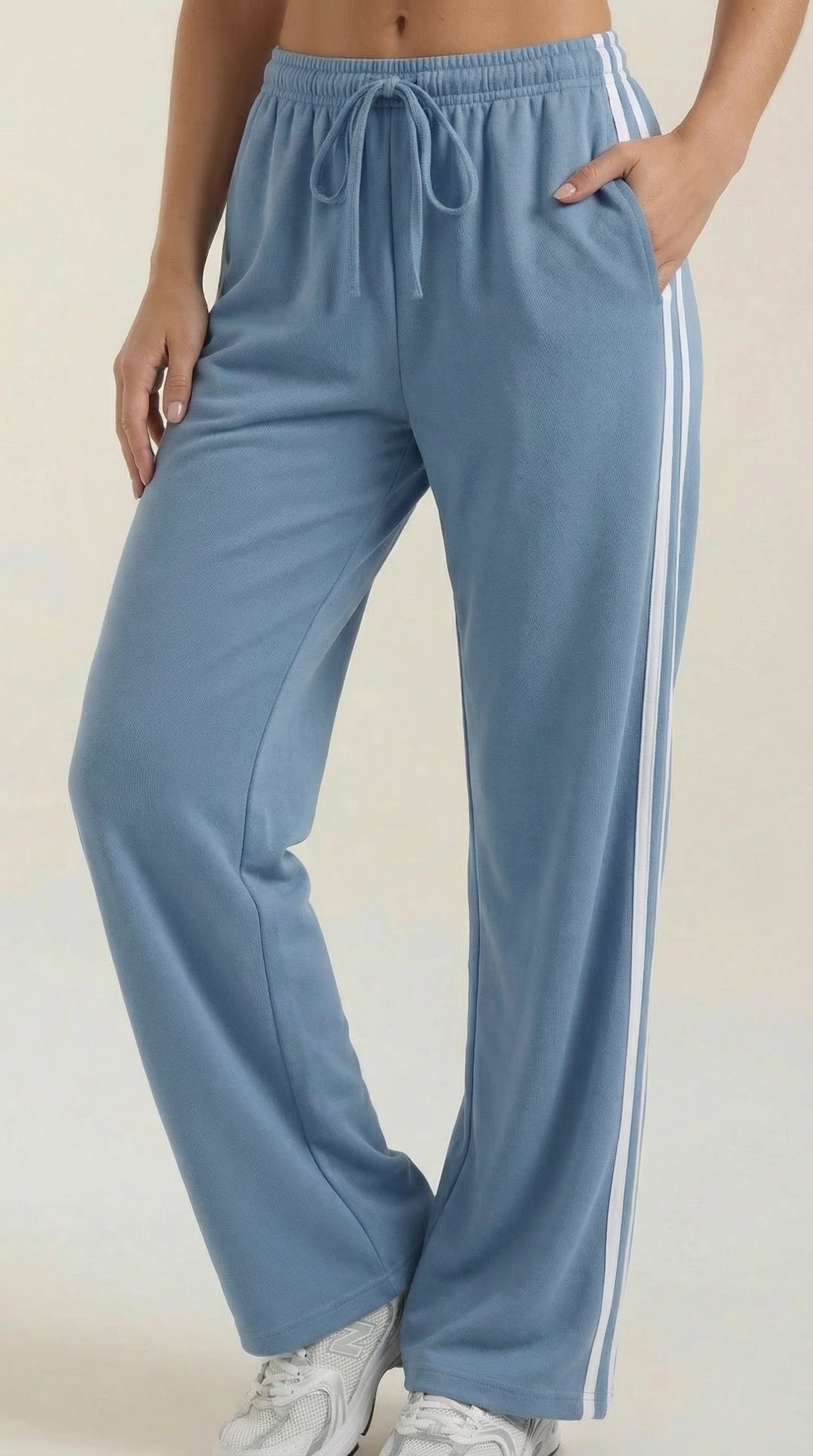 Trainerhose mit weitem Bein, Seitenstreifen und Kordelzug für Damen