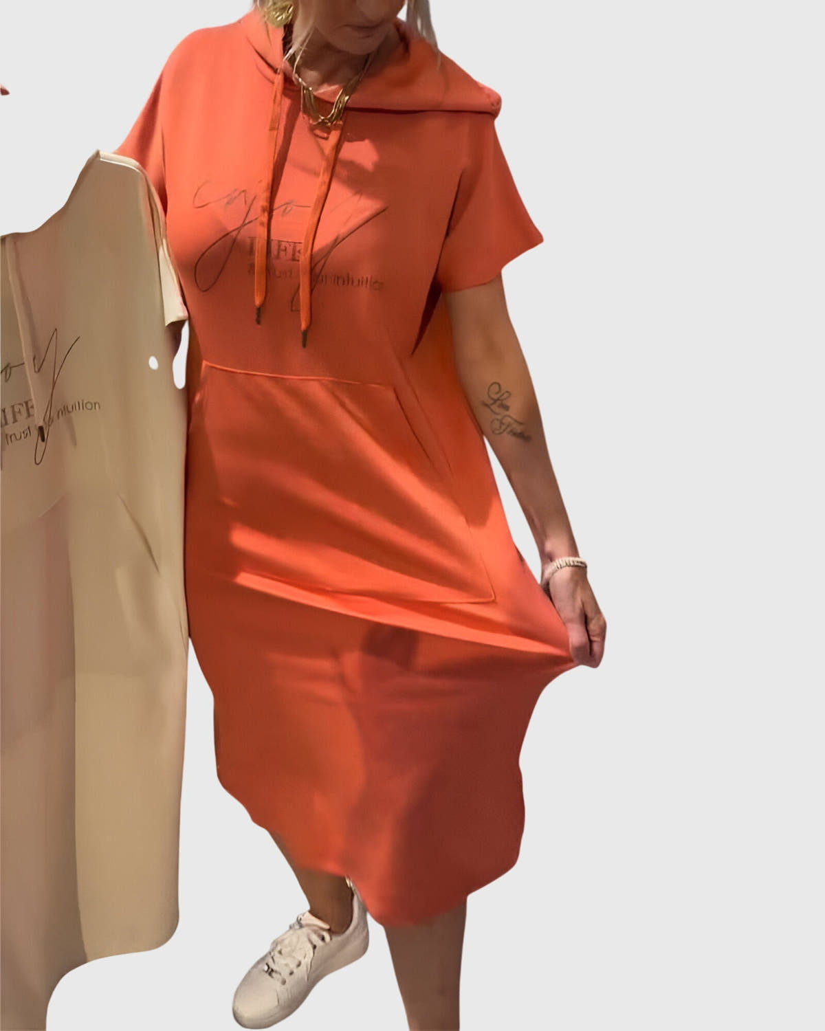 Kleid mit Kapuze und Taschen in lockerer Passform