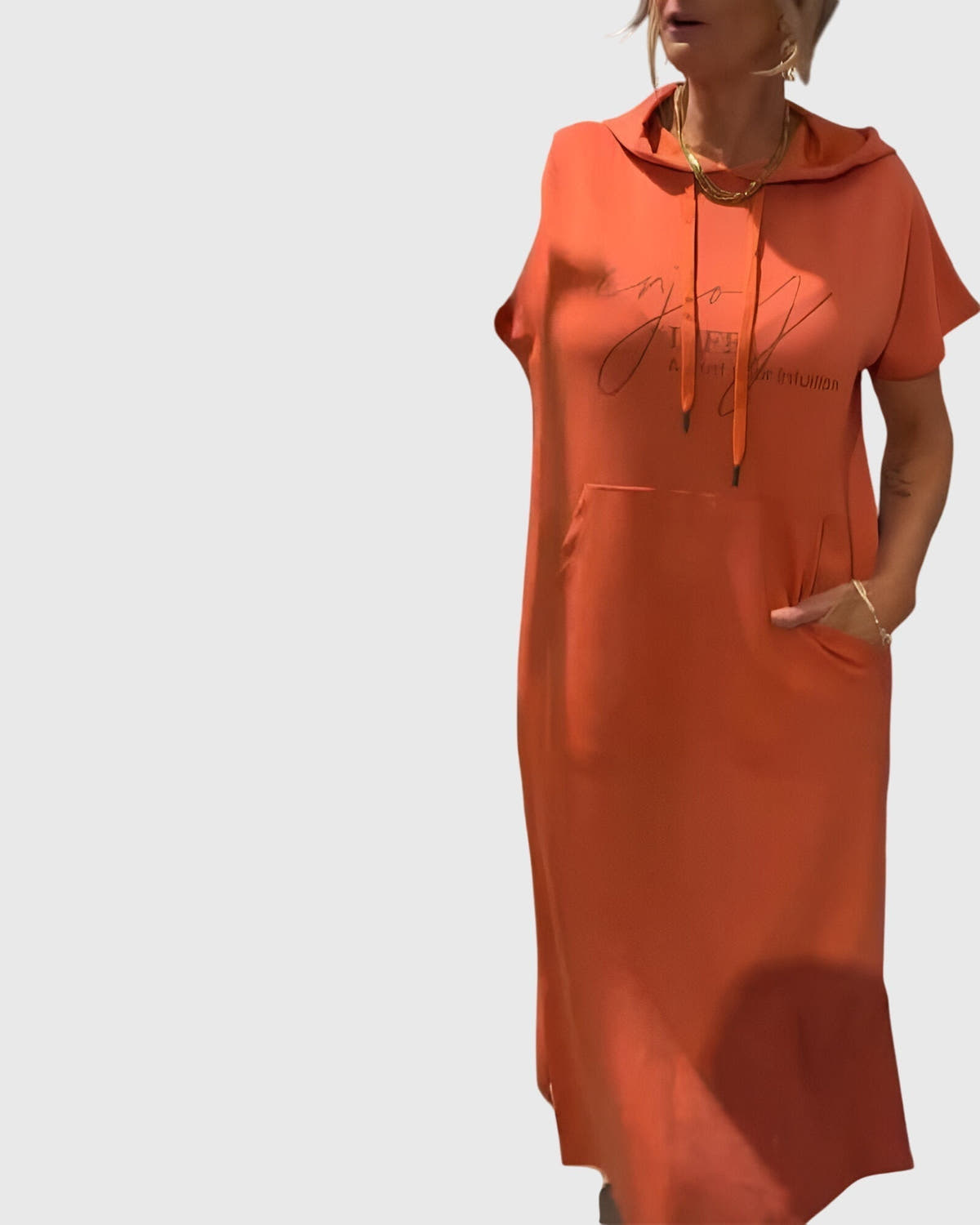 Kleid mit Kapuze und Taschen in lockerer Passform