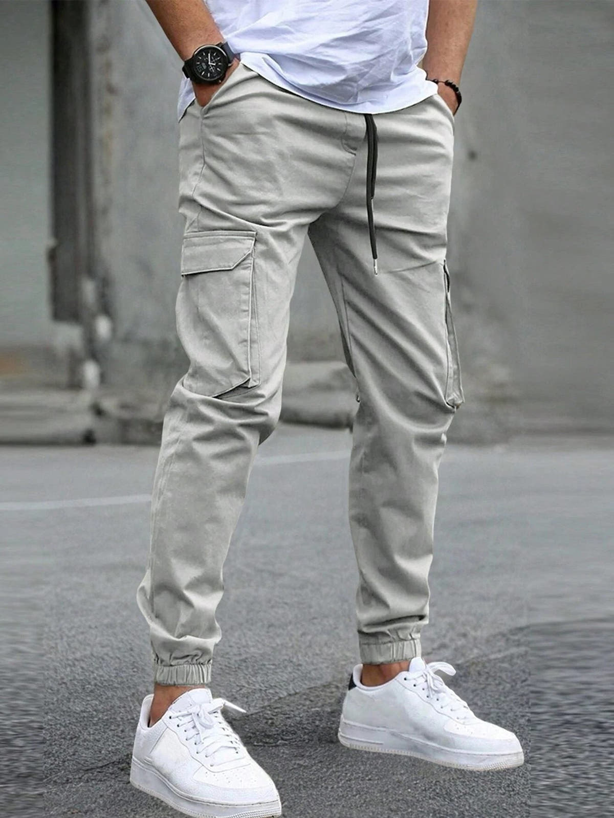Jogging Hosen Herren locker mit Cargotaschen, schmal zulaufendes Bein