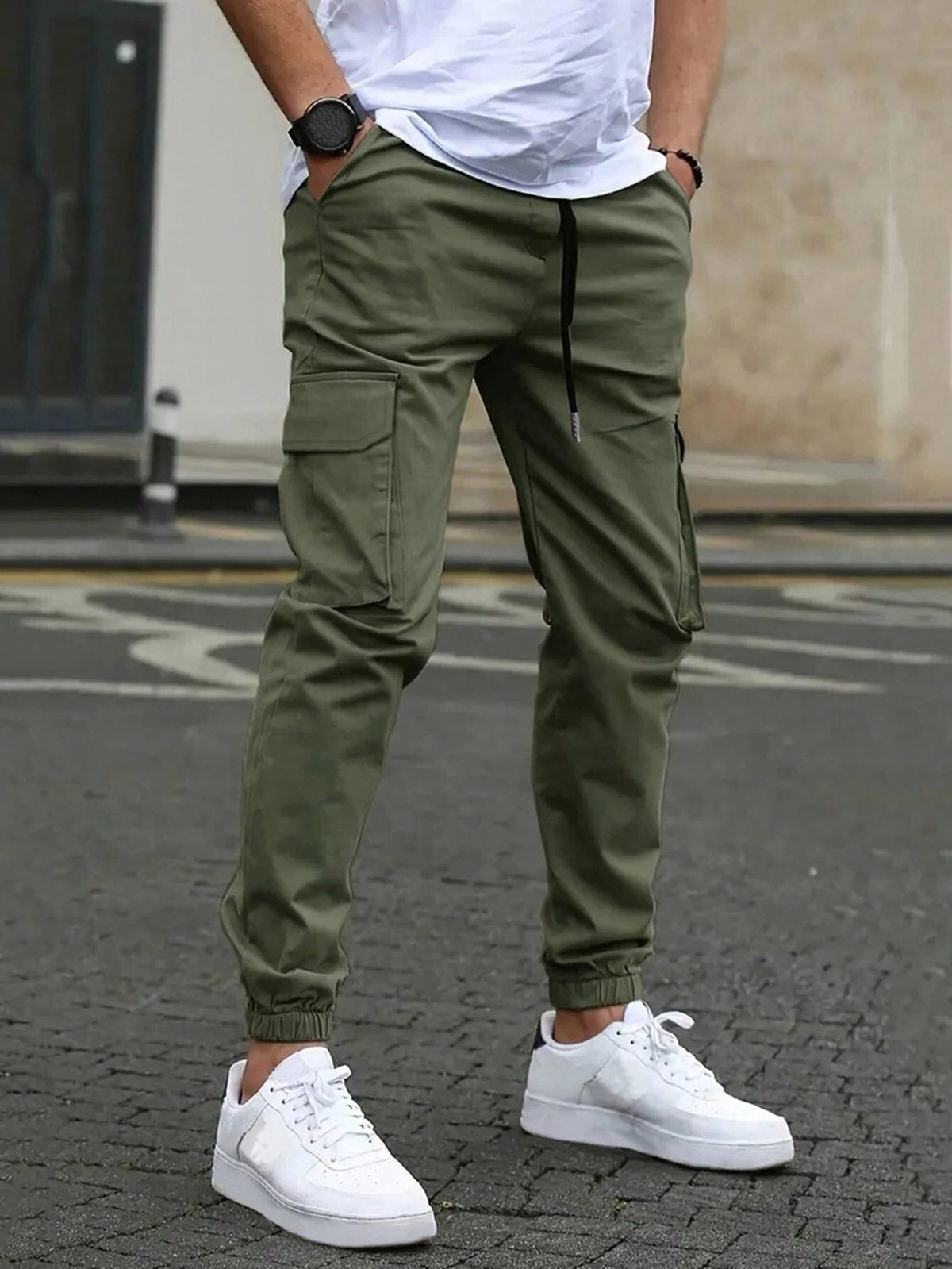 Jogging Hosen Herren locker mit Cargotaschen, schmal zulaufendes Bein