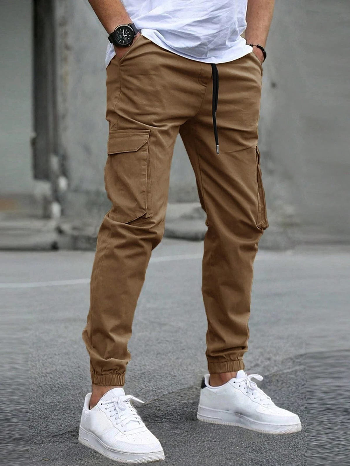 Jogging Hosen Herren locker mit Cargotaschen, schmal zulaufendes Bein