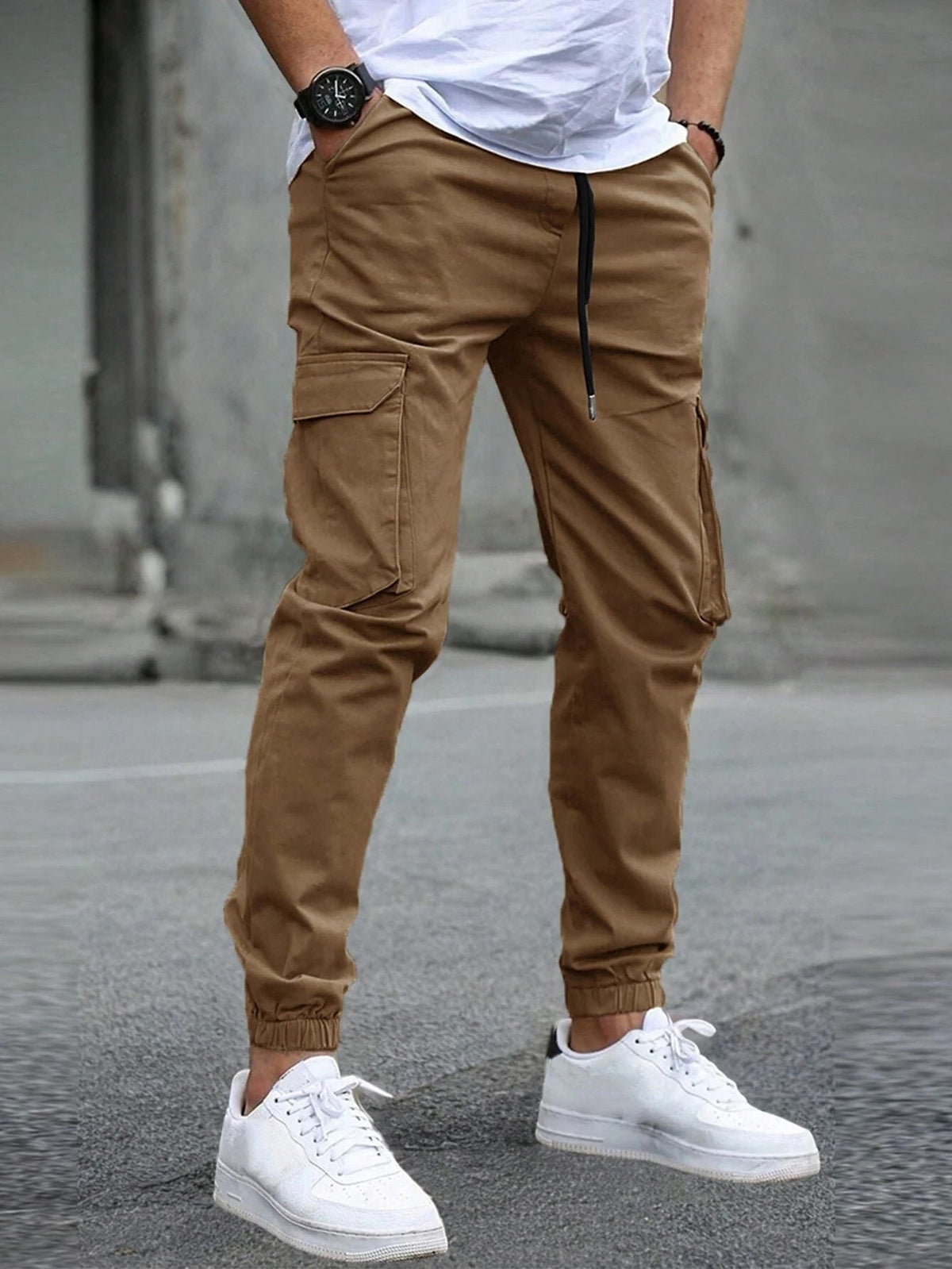 Jogging Hosen Herren locker mit Cargotaschen, schmal zulaufendes Bein