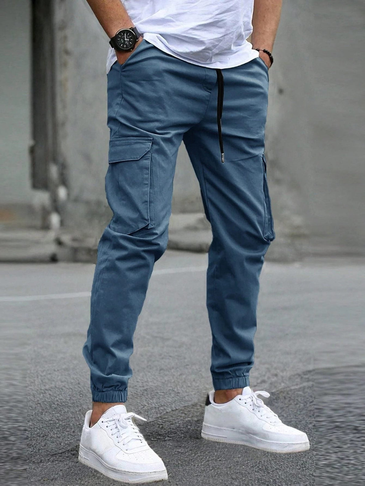 Jogging Hosen Herren locker mit Cargotaschen, schmal zulaufendes Bein