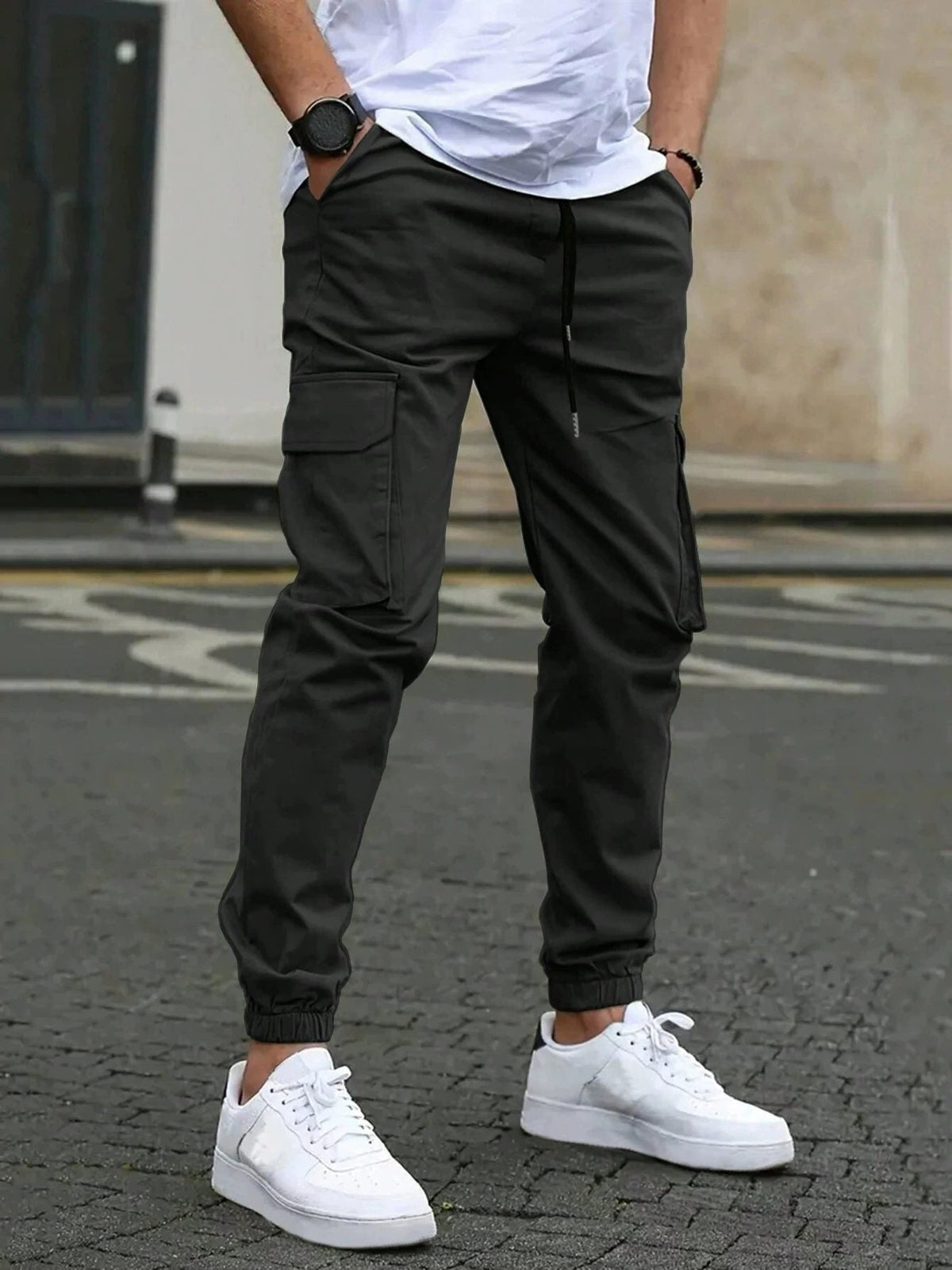 Jogging Hosen Herren locker mit Cargotaschen, schmal zulaufendes Bein