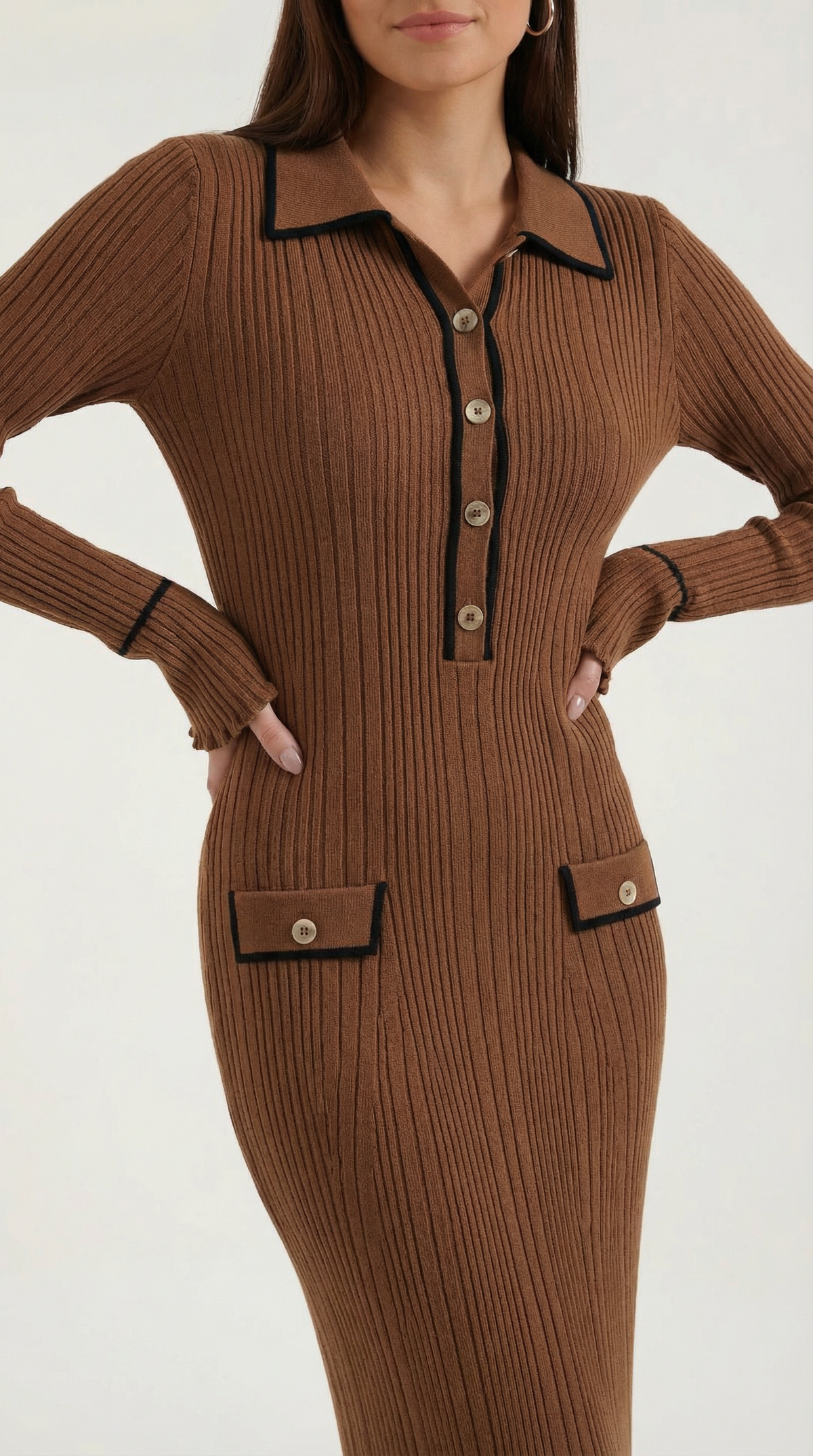 Langes Strickkleid mit Polokragen und Knopfleiste für Damen