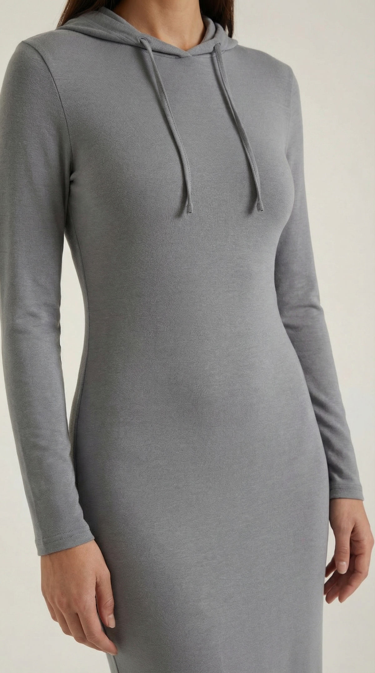 Langes Kleid mit Kapuze, Kordelzug und figurbetontem Schnitt für Damen