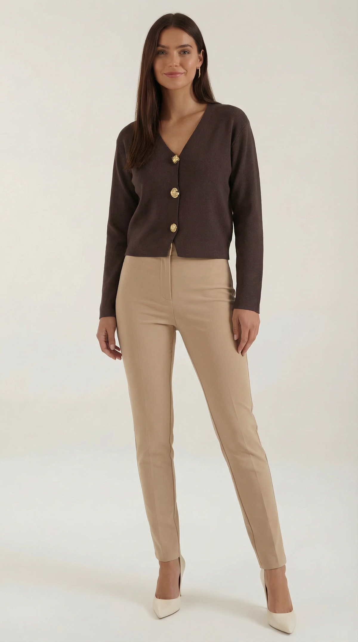 Kurze Strickjacke mit V-Ausschnitt und goldfarbenen Knöpfen für Damen - Braun
