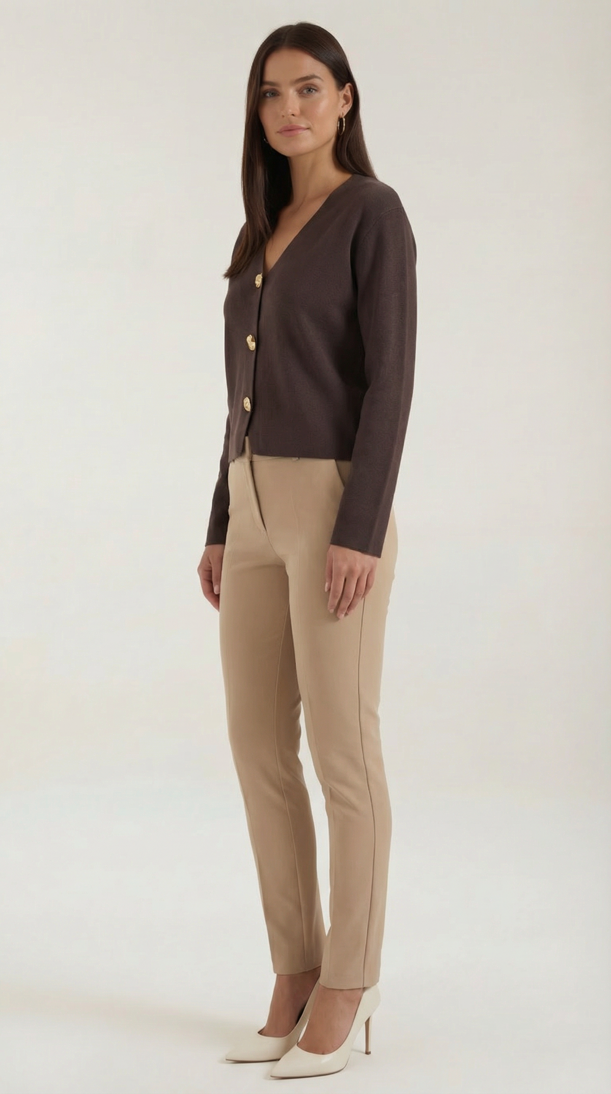 Kurze Strickjacke mit V-Ausschnitt und goldfarbenen Knöpfen für Damen