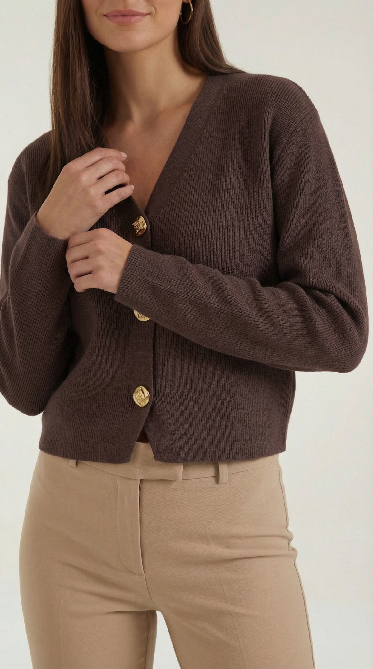 Kurze Strickjacke mit V-Ausschnitt und goldfarbenen Knöpfen für Damen