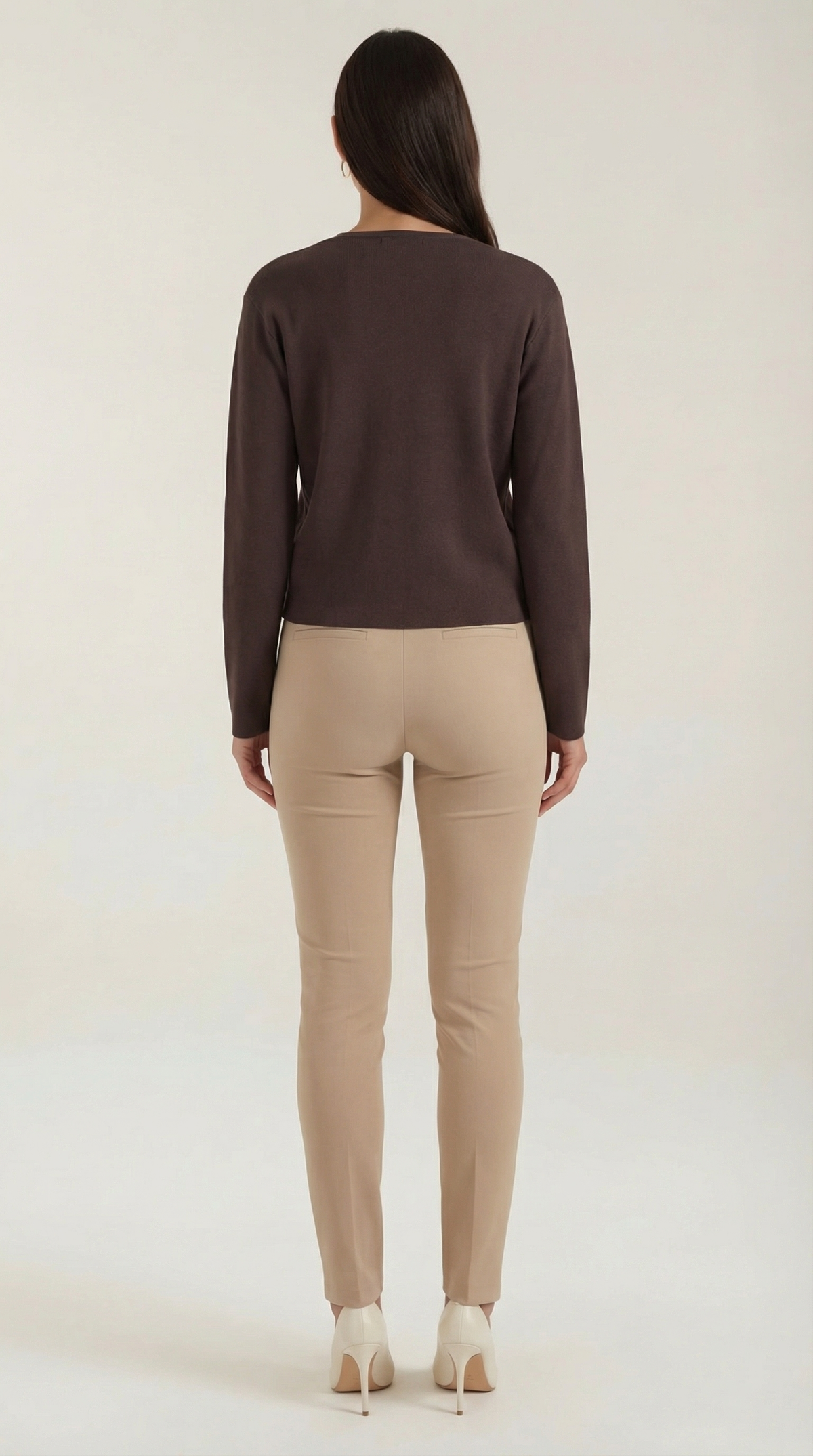 Kurze Strickjacke mit V-Ausschnitt und goldfarbenen Knöpfen für Damen