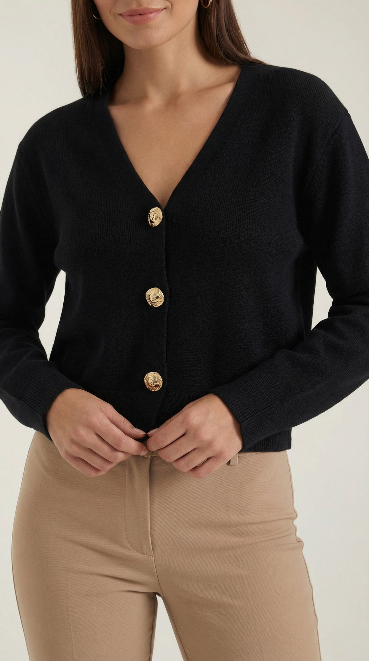 Kurze Strickjacke mit V-Ausschnitt und goldfarbenen Knöpfen für Damen