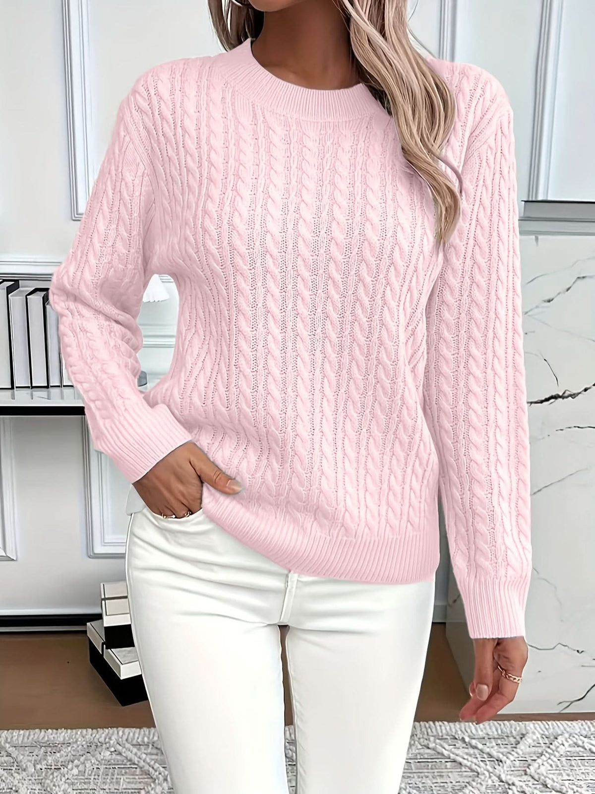 Strickpullover mit Zopfmuster und Rundhalsausschnitt