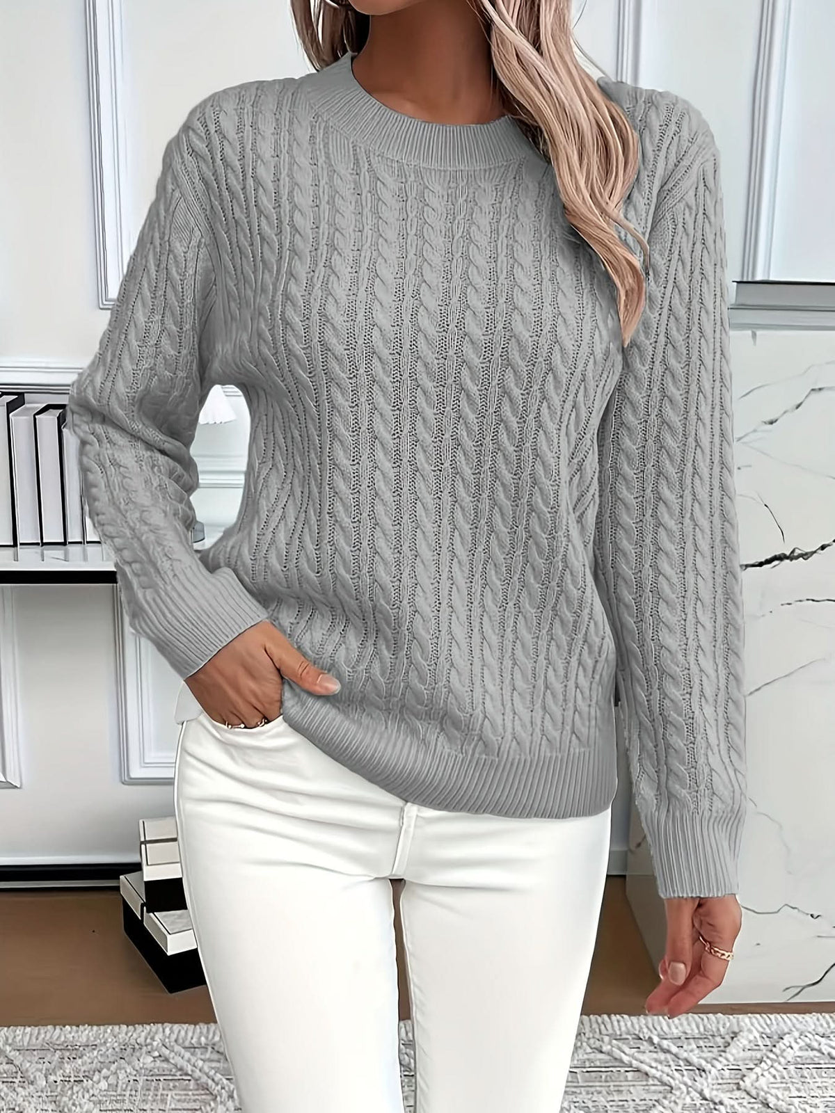 Strickpullover mit Zopfmuster und Rundhalsausschnitt