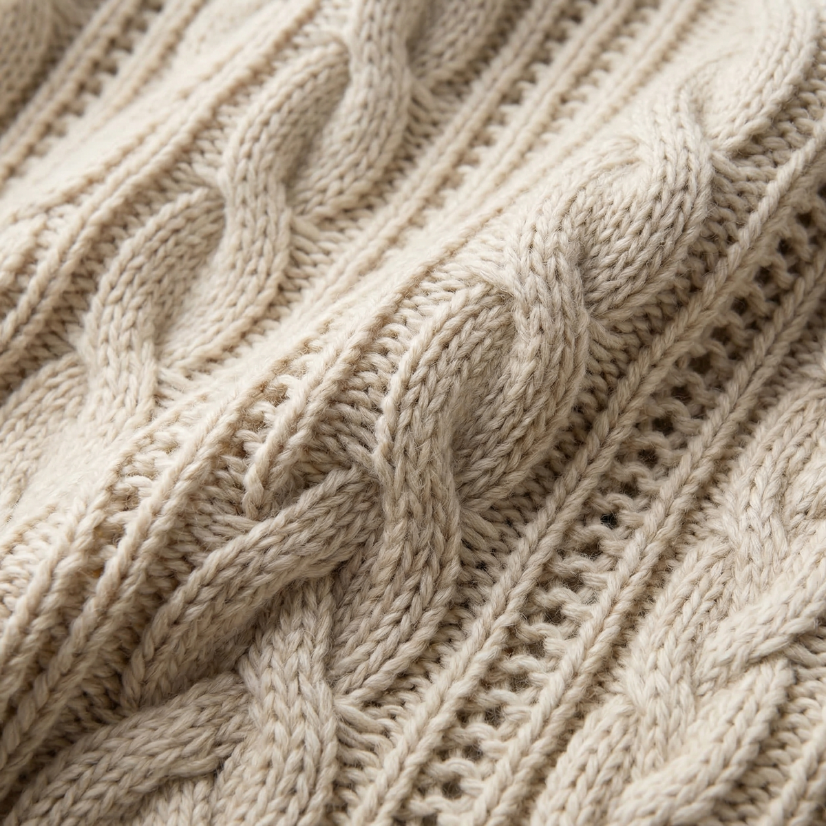 Strickpullover mit Zopfmuster und Lochmuster-Einsätzen