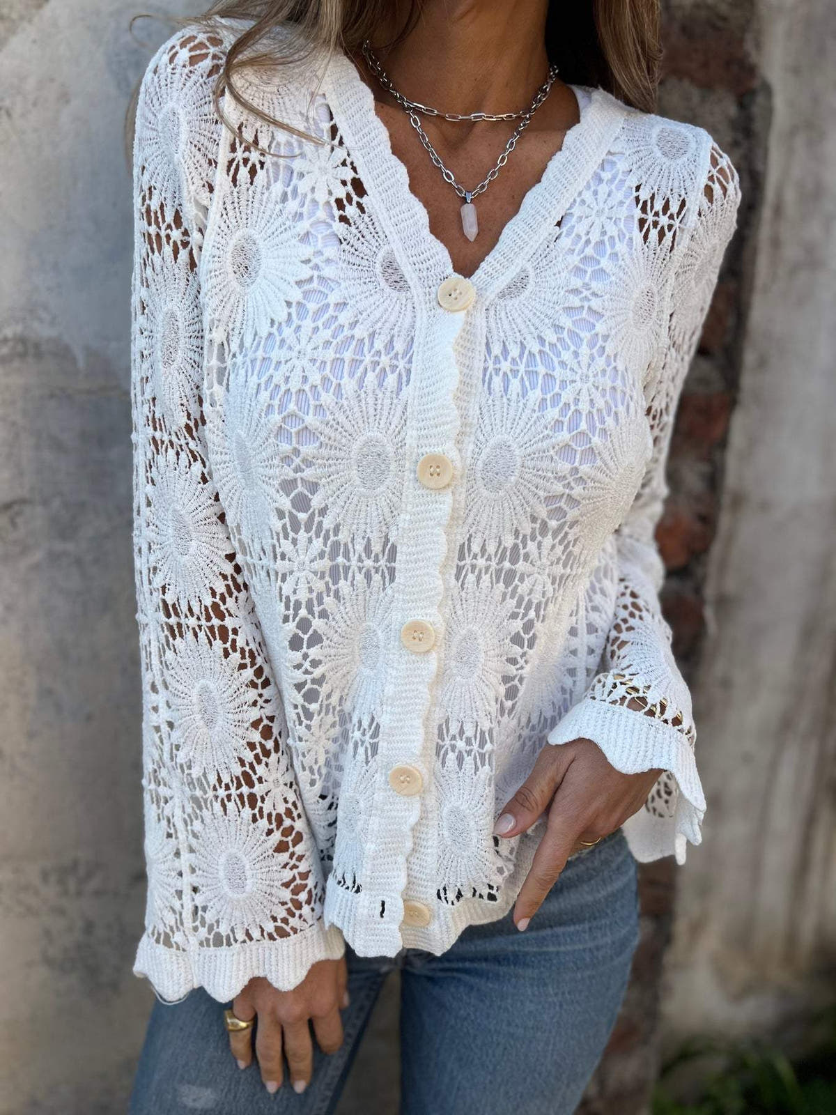 Strickjacke mit Blumenhäkelmuster, V-Ausschnitt und Bogensaum
