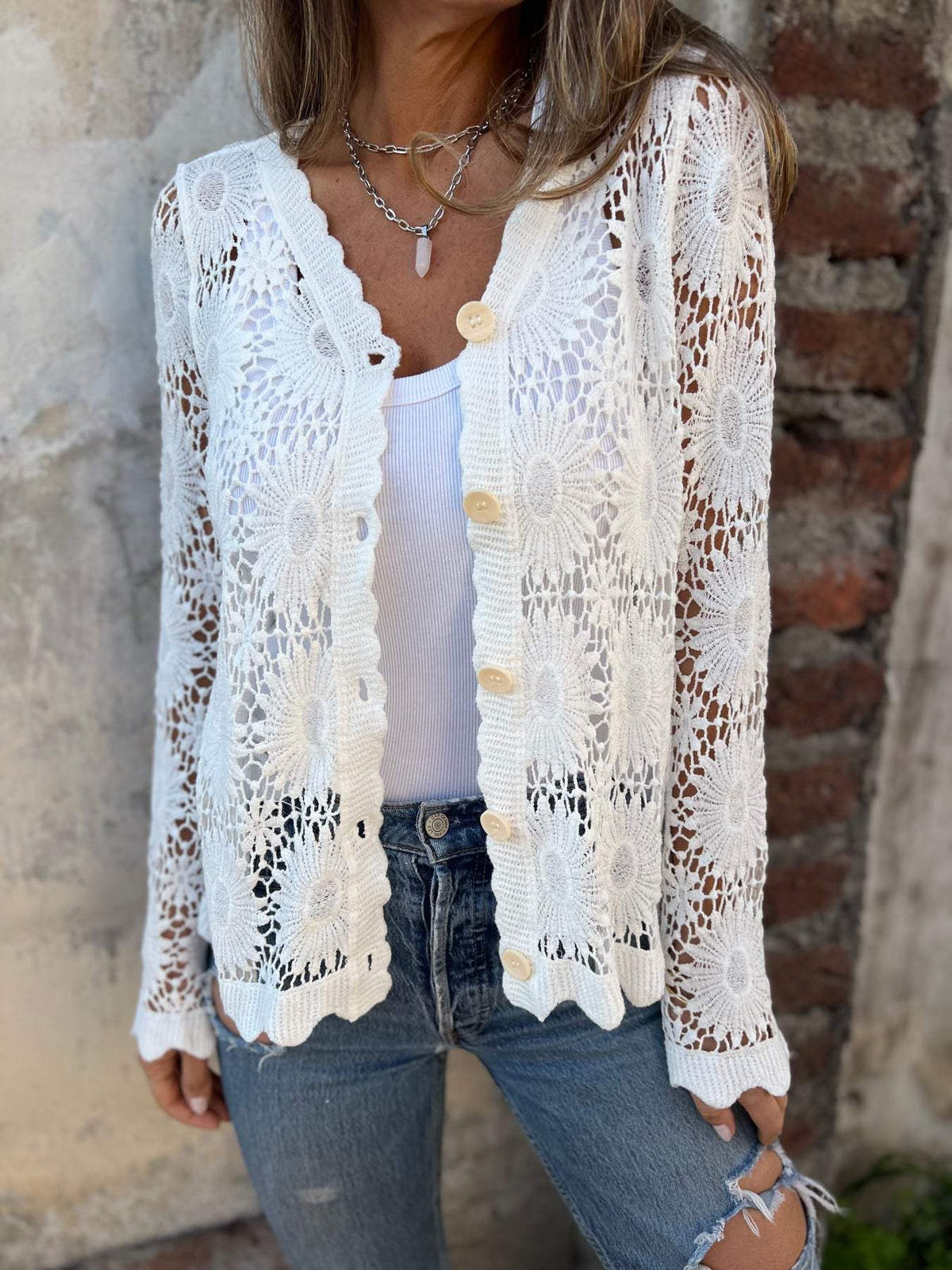 Strickjacke mit Blumenhäkelmuster, V-Ausschnitt und Bogensaum