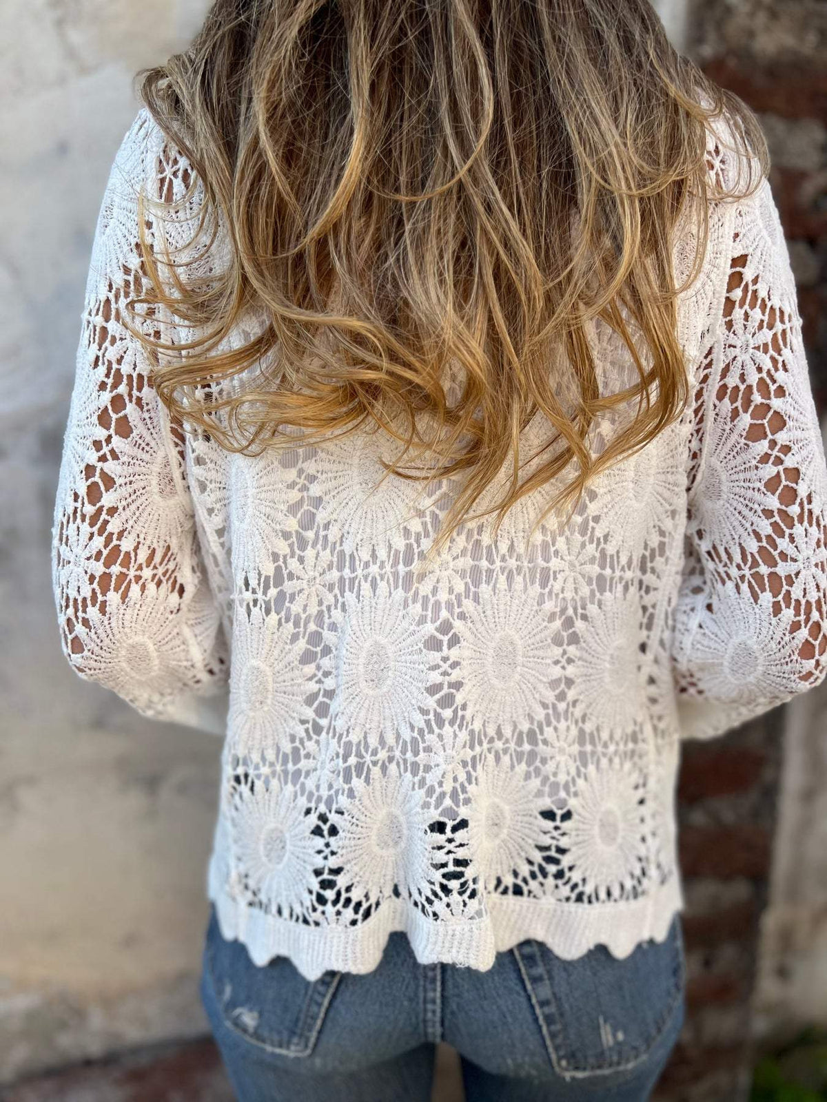 Strickjacke mit Blumenhäkelmuster, V-Ausschnitt und Bogensaum