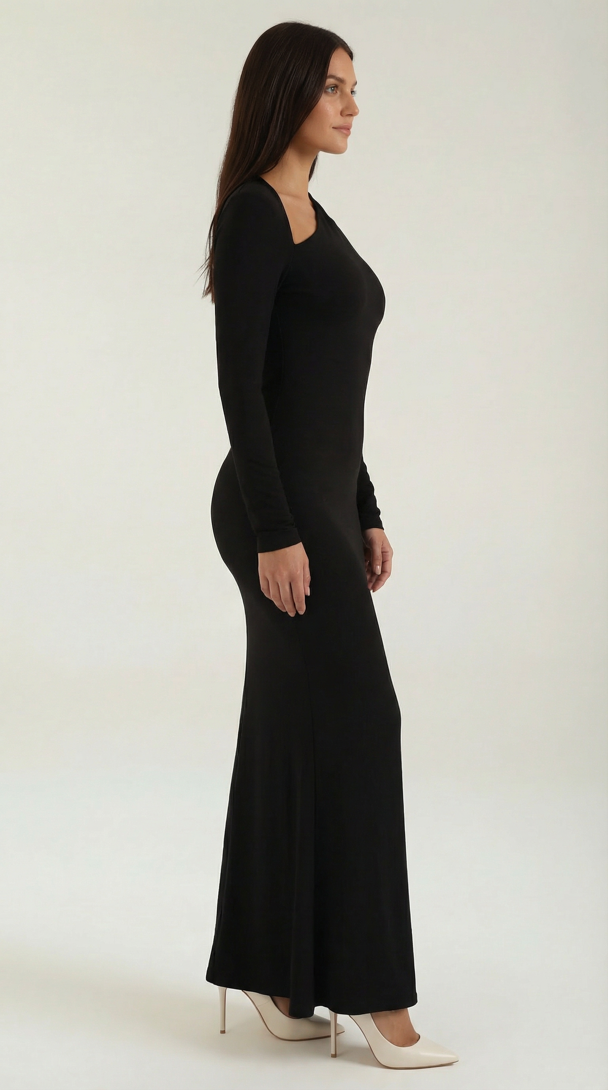 Langes Kleid mit asymmetrischem Ausschnitt und langen Ärmeln für Damen