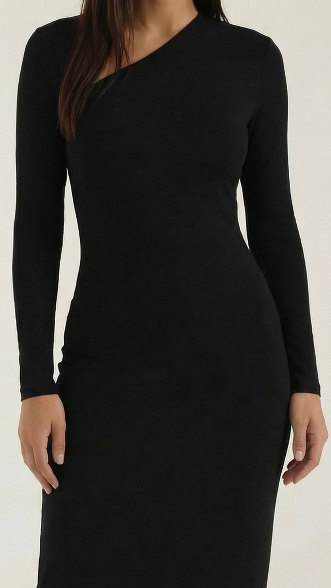 Langes Kleid mit asymmetrischem Ausschnitt und langen Ärmeln für Damen