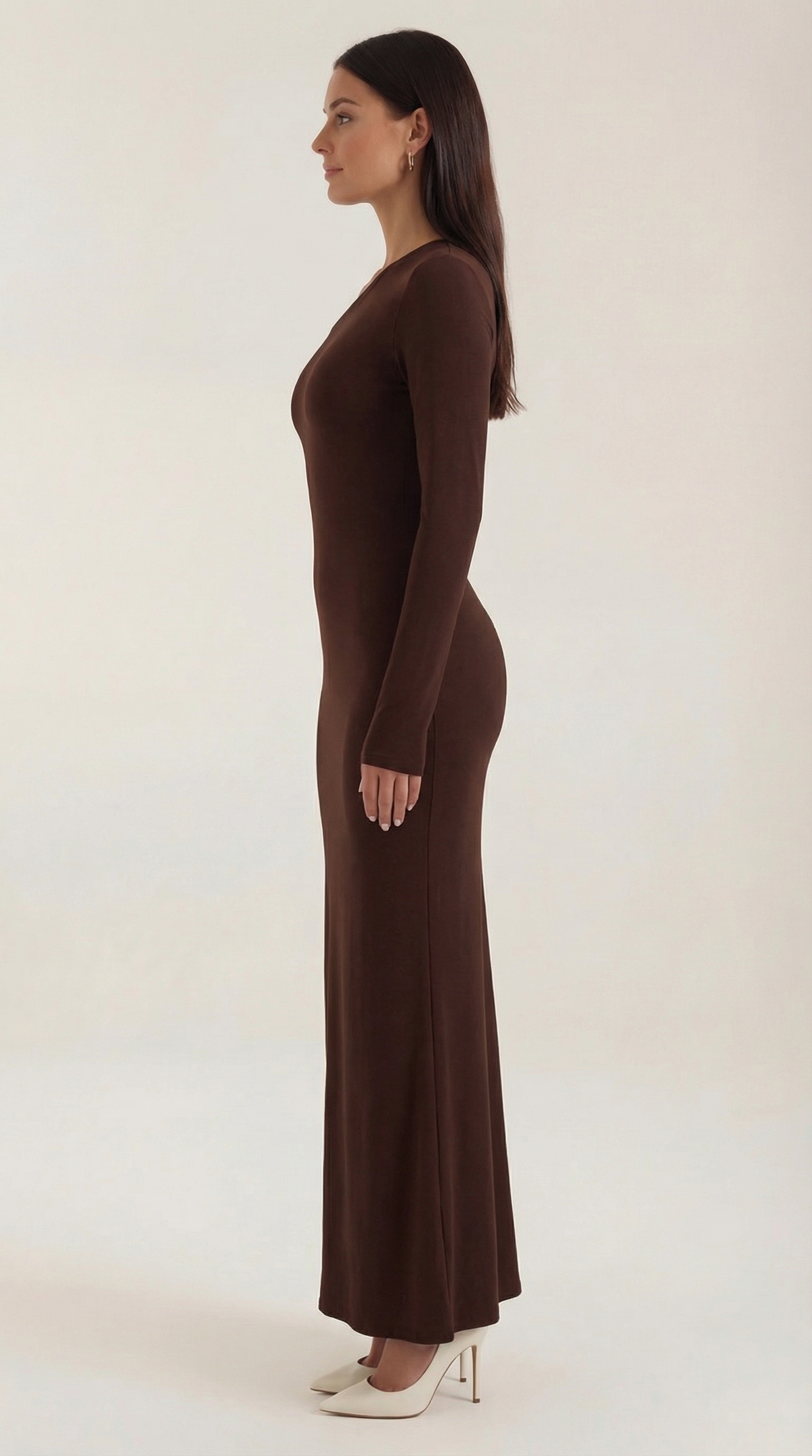 Langes Kleid mit asymmetrischem Ausschnitt und langen Ärmeln für Damen