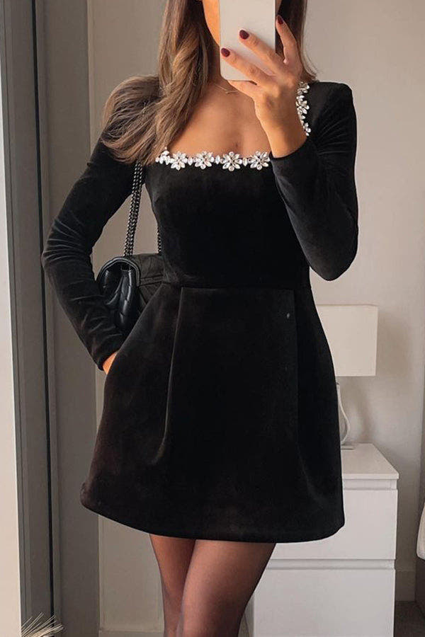 Samtkleid Damen kurz und tailliert mit Schmuckbesatz, Minikleid