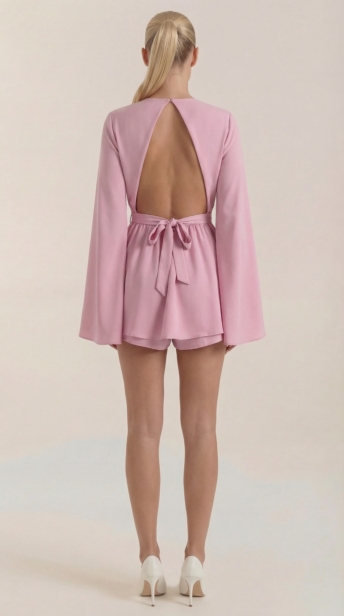 Kurzes Kleid mit Glockenärmeln und Bindegürtel für Damen