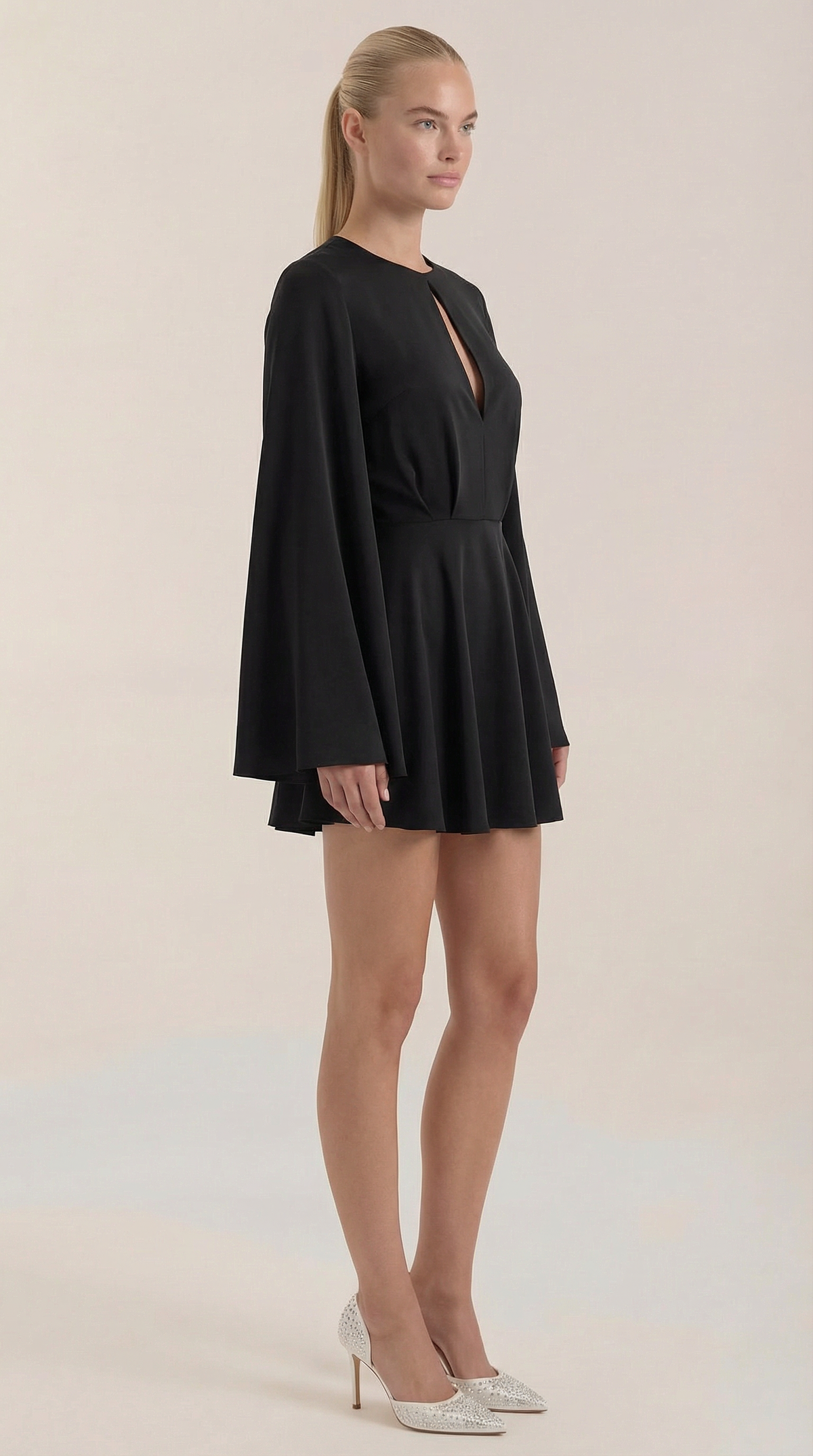 Kurzes Kleid mit Glockenärmeln und Bindegürtel für Damen