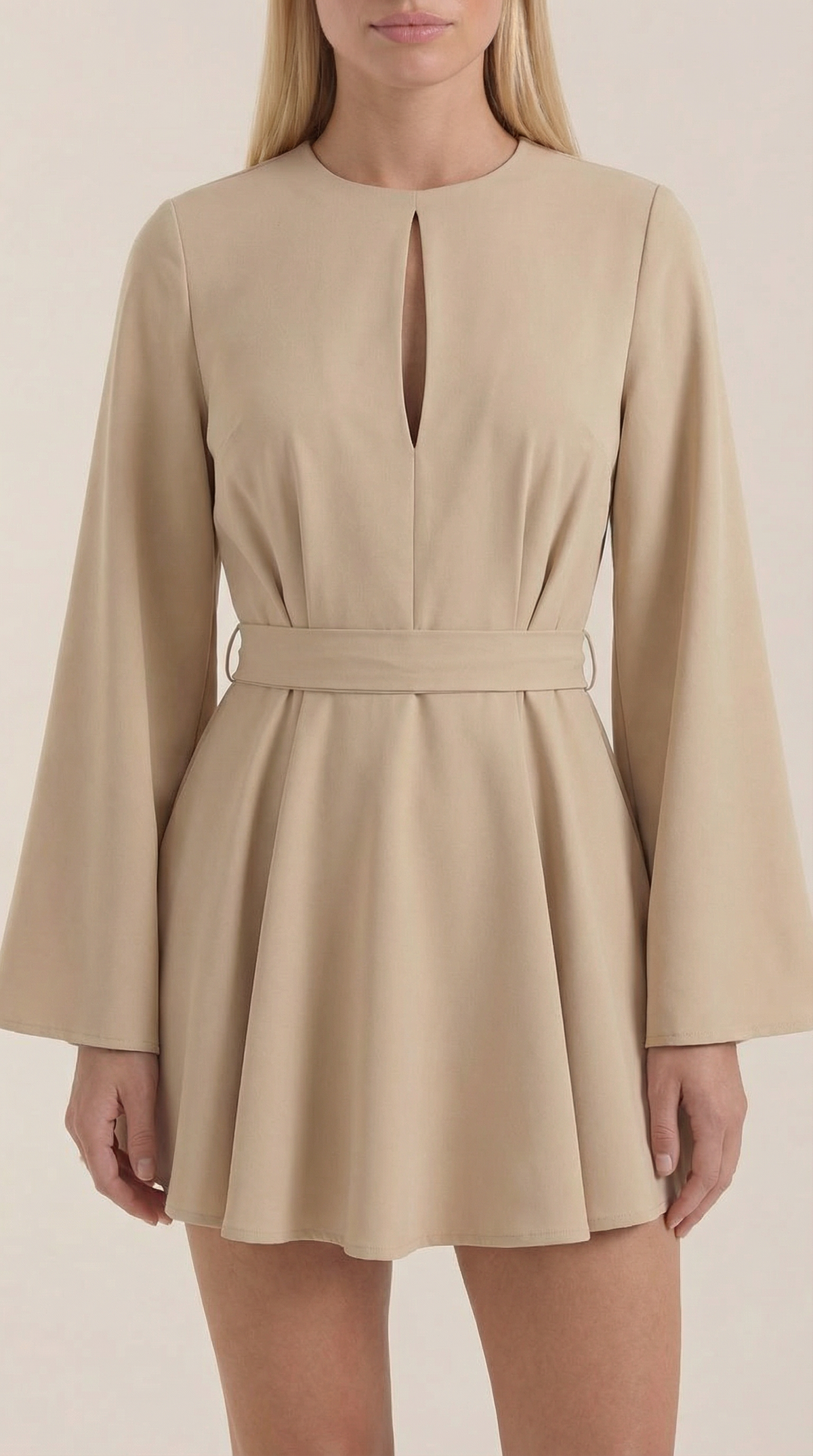 Kurzes Kleid mit Glockenärmeln und Bindegürtel für Damen