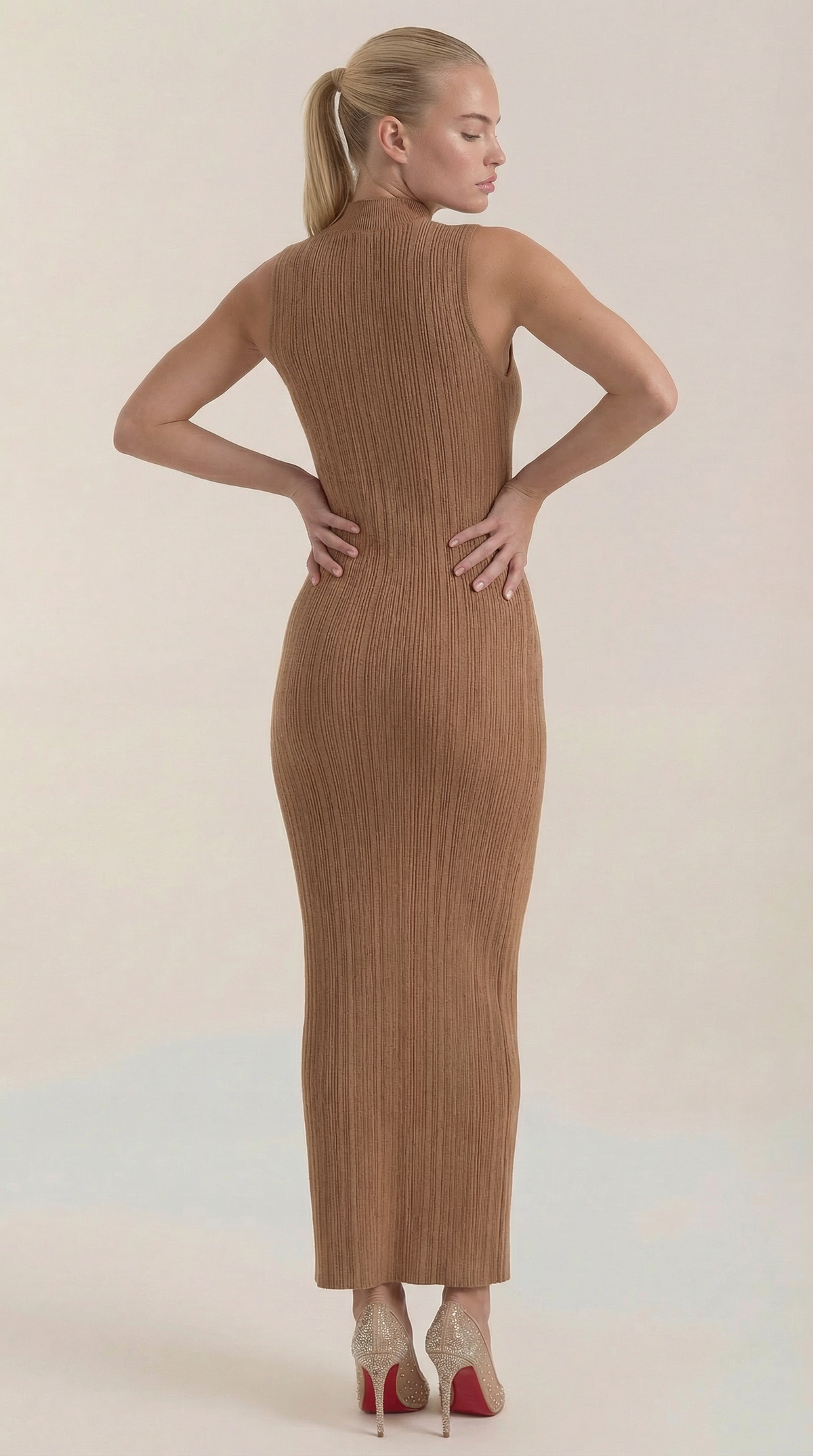 Langes Kleid in Rippstrick mit Stehkragen ohne Ärmel für Damen