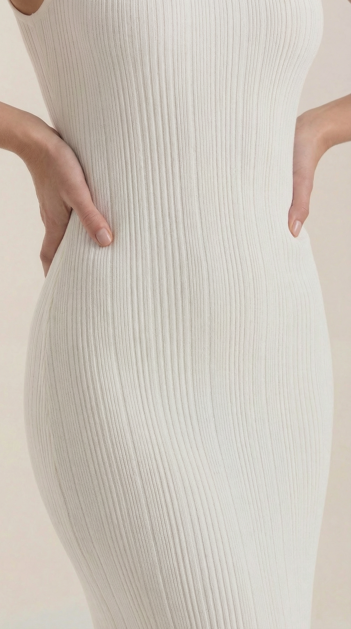 Langes Kleid in Rippstrick mit Stehkragen ohne Ärmel für Damen