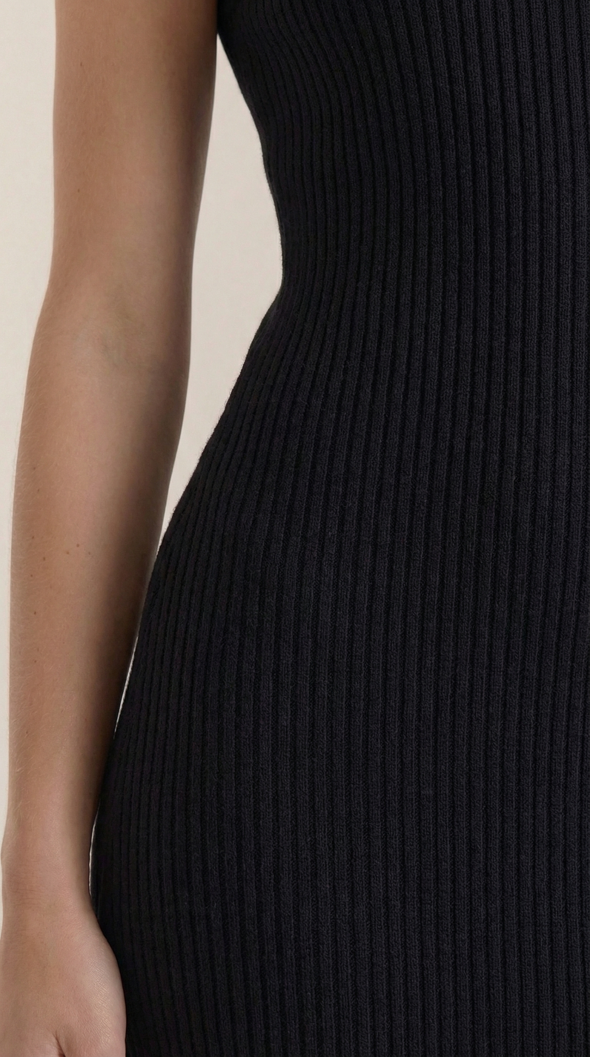Langes Kleid in Rippstrick mit Stehkragen ohne Ärmel für Damen