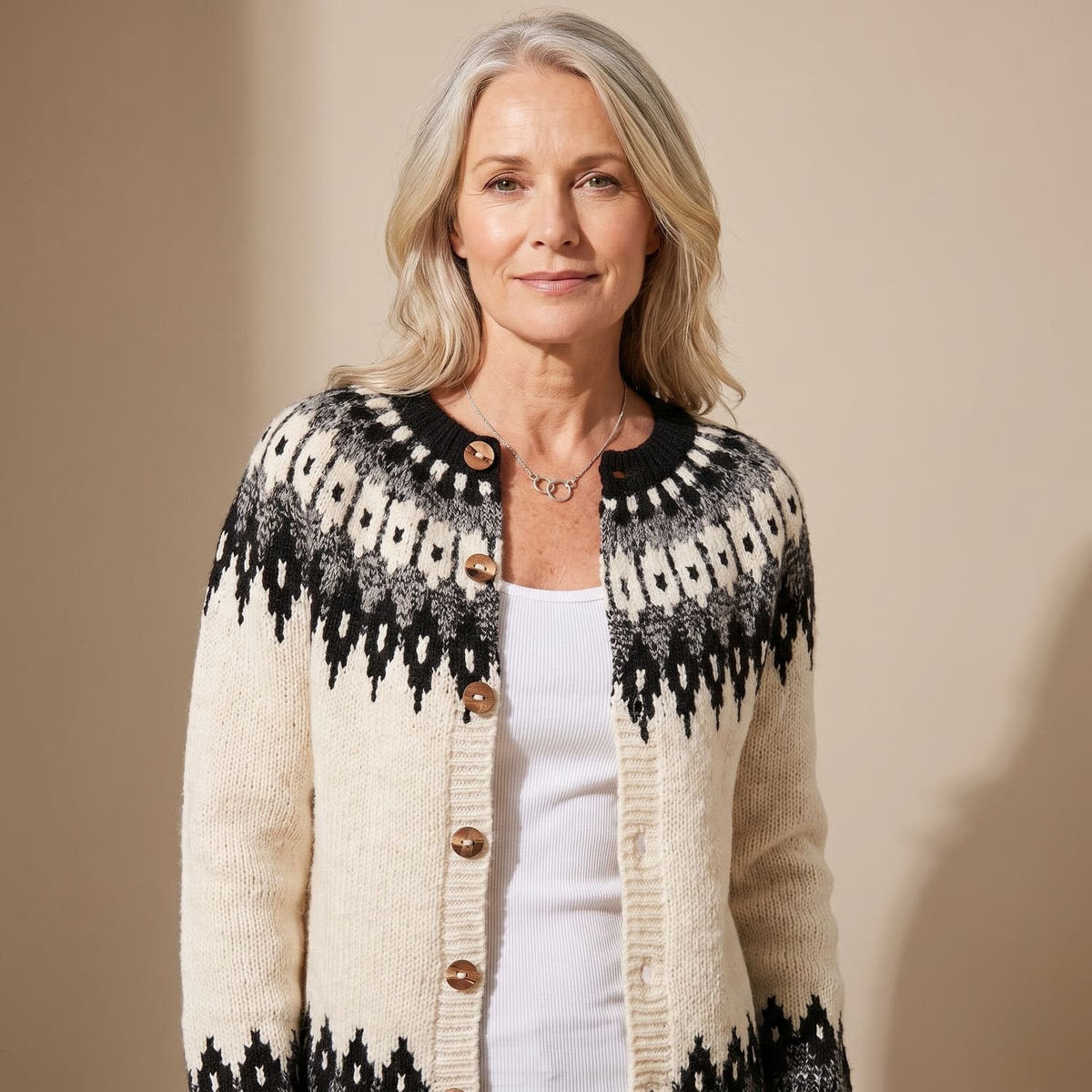 Strickjacke Damen in Jacquard-Strick mit Norwegermuster und Holzknöpfen
