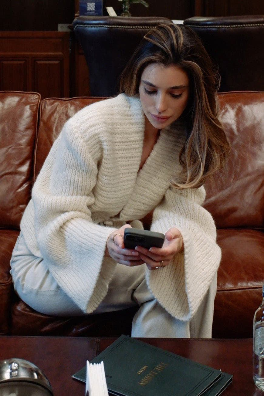 Strickjacke Damen mit Ajourmuster, kurz und tailliert, weite Ärmel