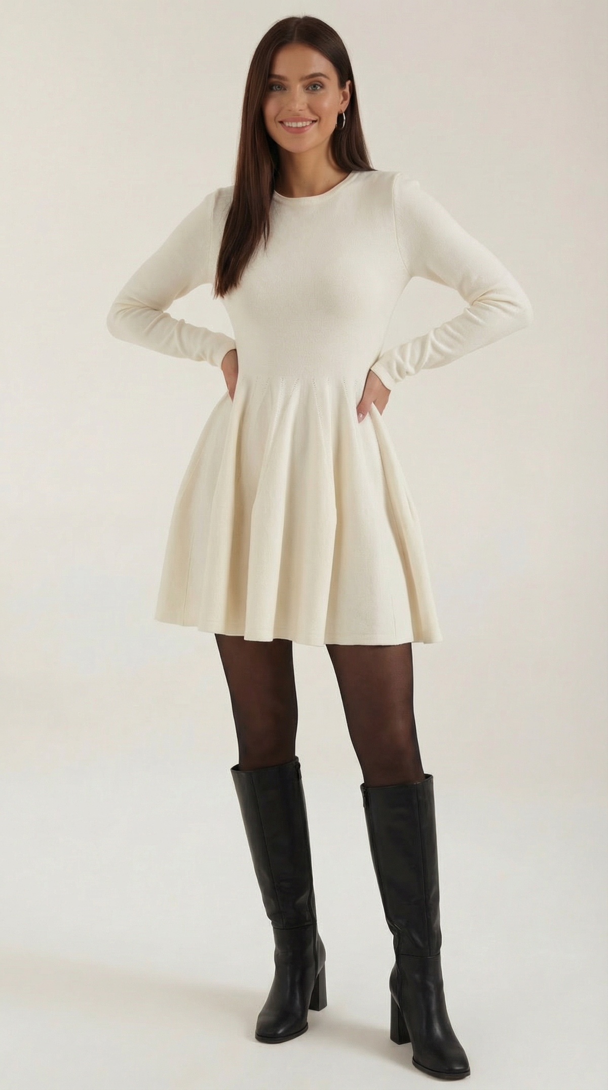 Kurzes Kleid mit Plisseerock und Rundhalsausschnitt für Damen - Creme